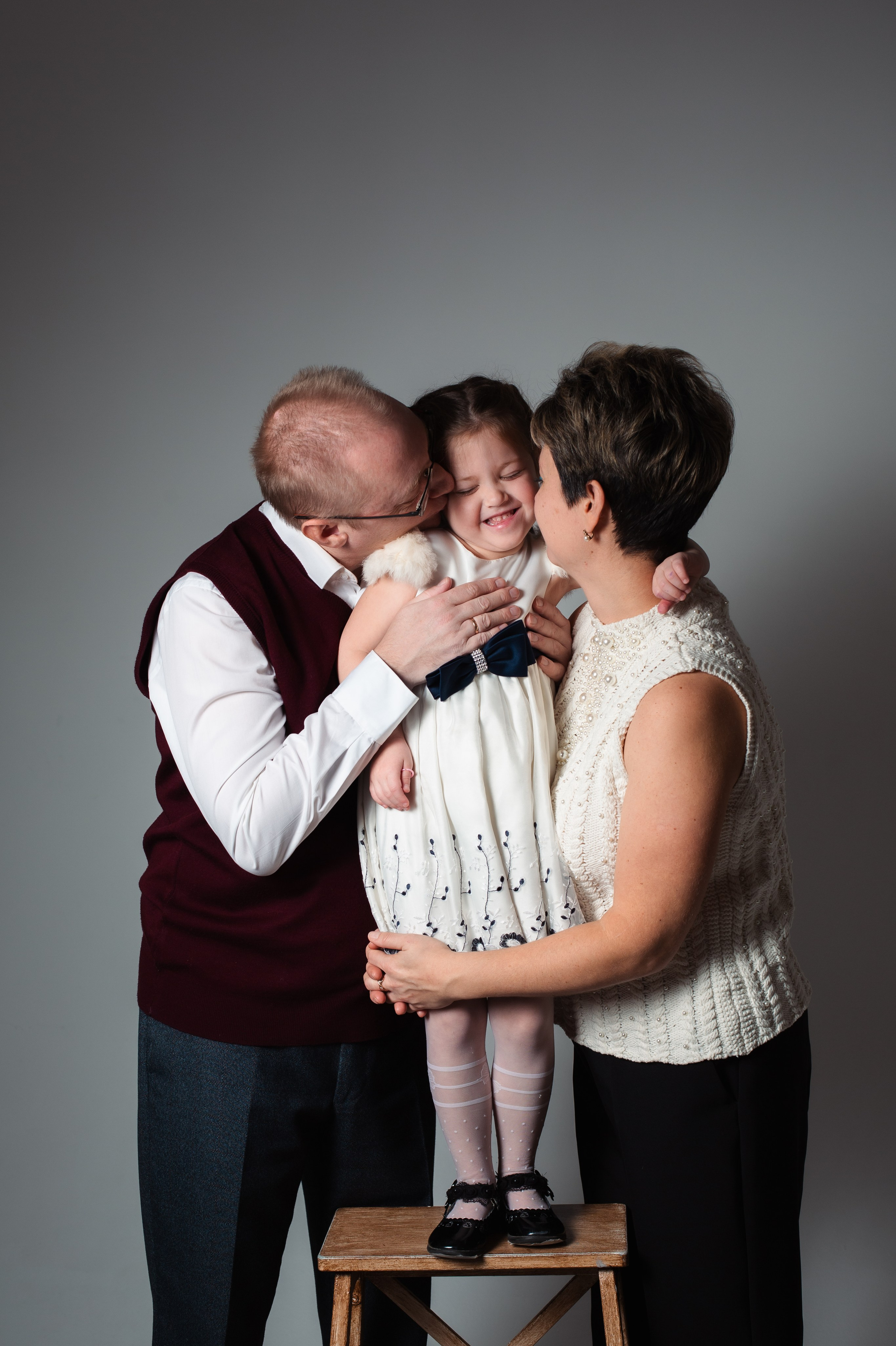 Евгений и Ольга с детьми. Фотограф Julia Milton | Портреты, съемки для маркетплейсов, лавстори, съёмка беременности в Санкт-Петербурге. Обучение фотографии в Спб очно