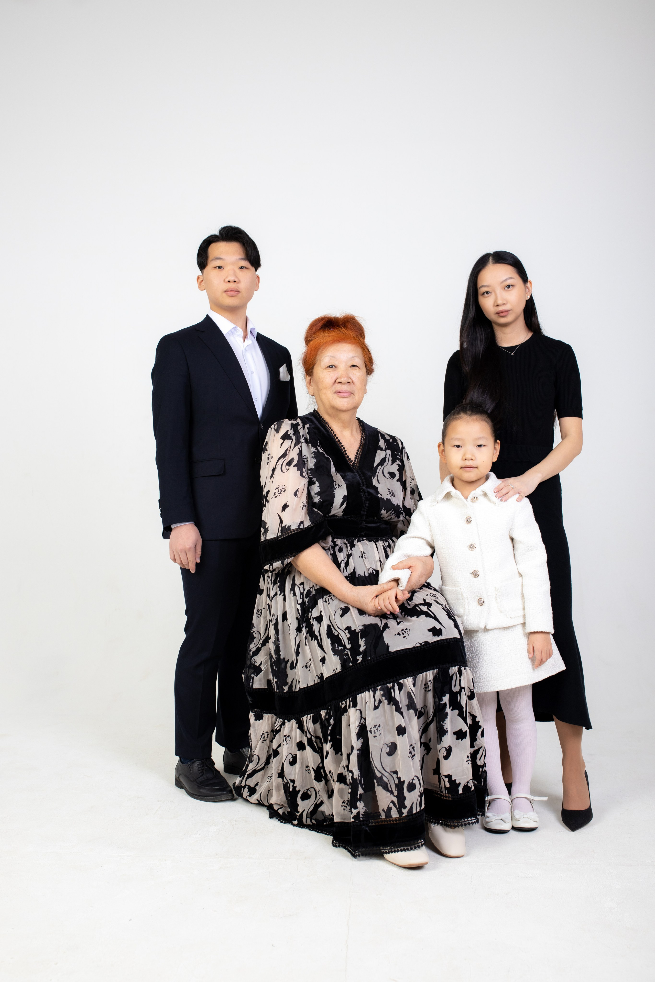 Семейная фотосессия на циклораме с импульсным светом. Фотограф в Железнодорожном и Балашихе