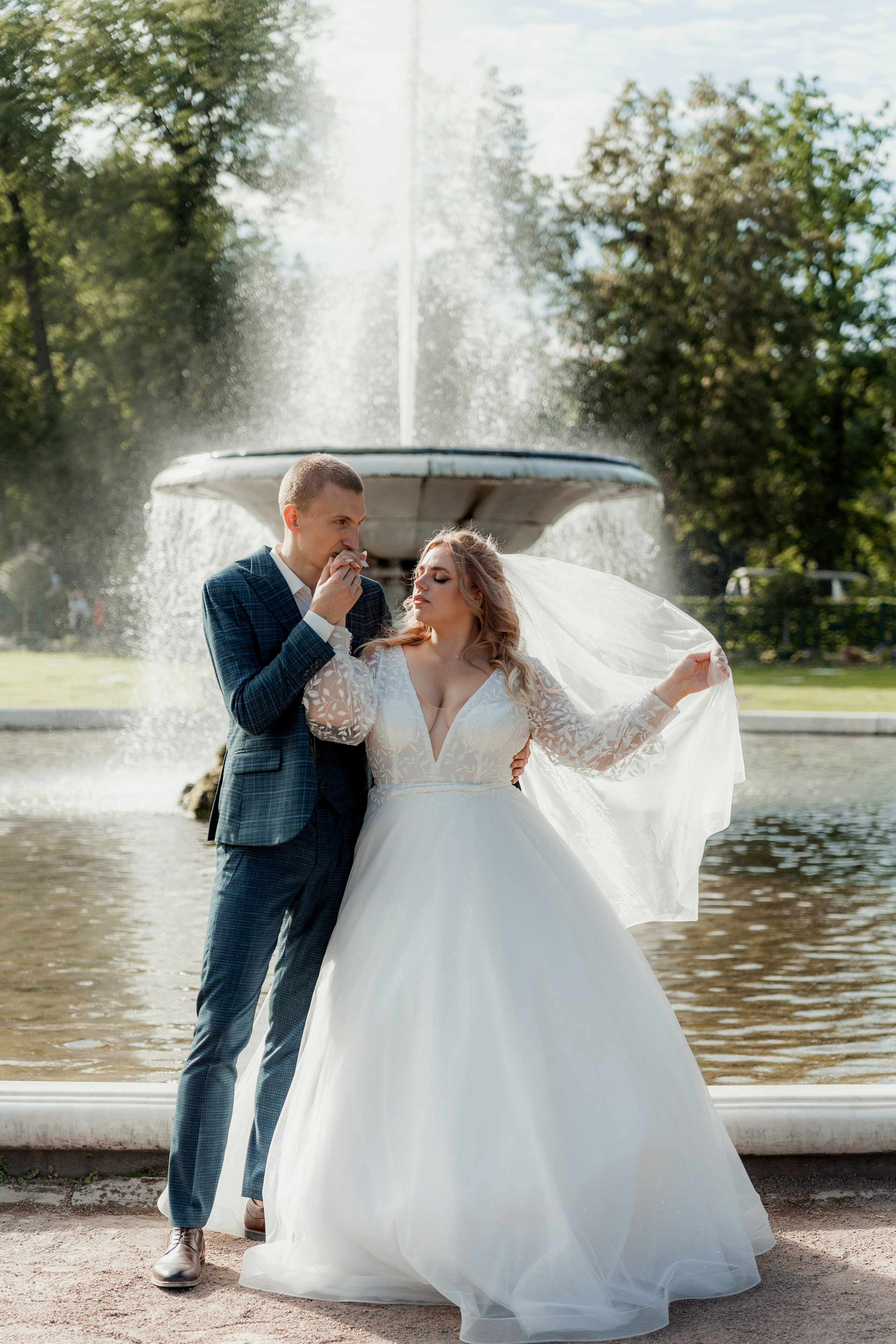 Красивые места для свадебной фотосессии летом в Санкт-Петербурге. Свадебный фотограф Александр Невский в Санкт-Петербурге