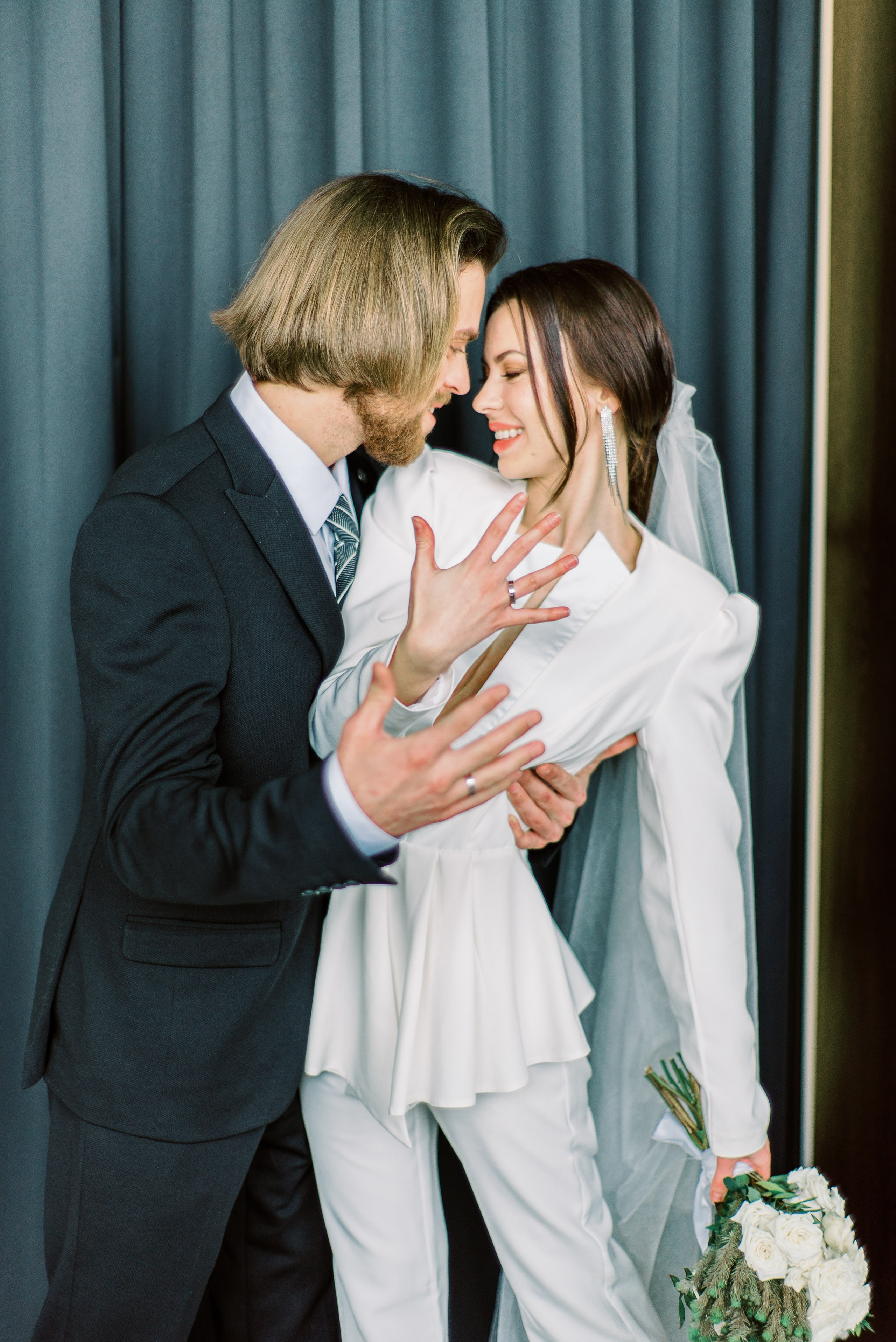 Свадебная зимняя фотосессия, со сборами в студии