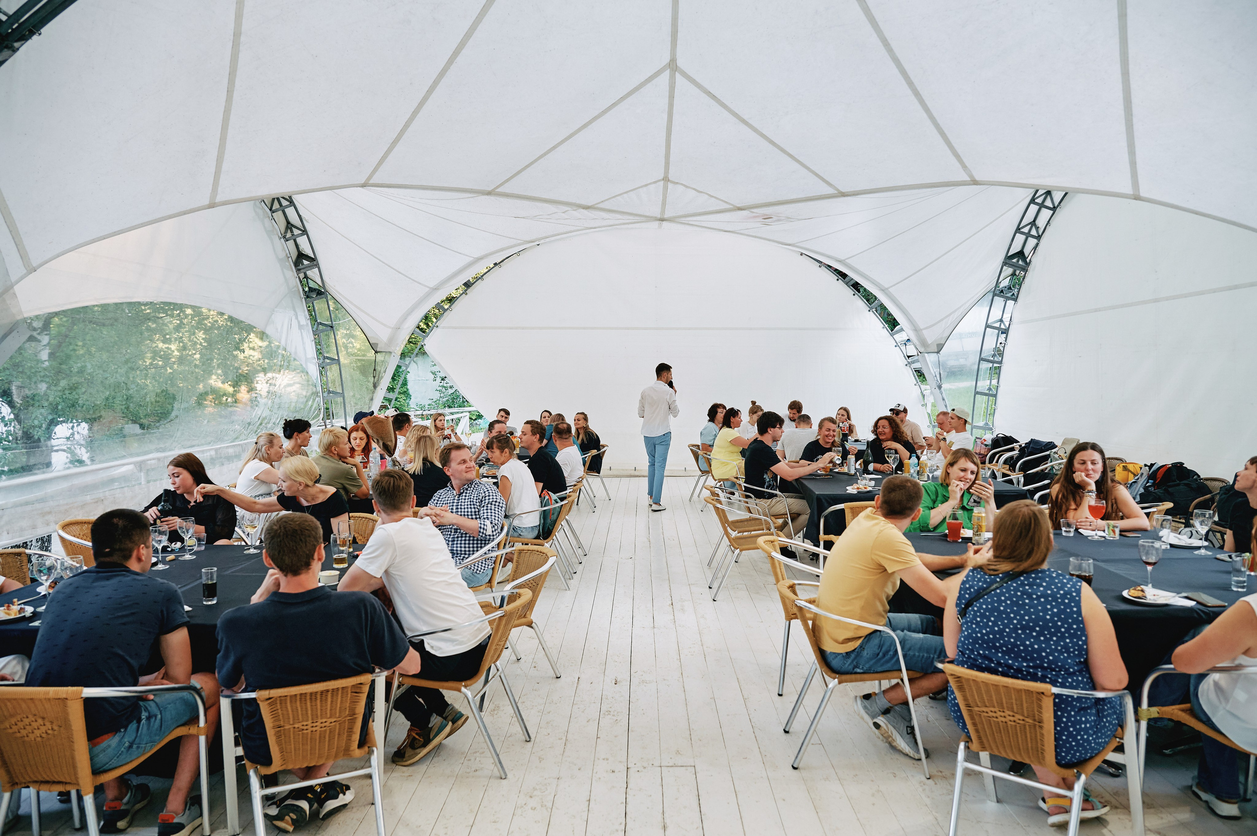 Люди на праздничном мероприятии, групповой момент, живое событие фотография