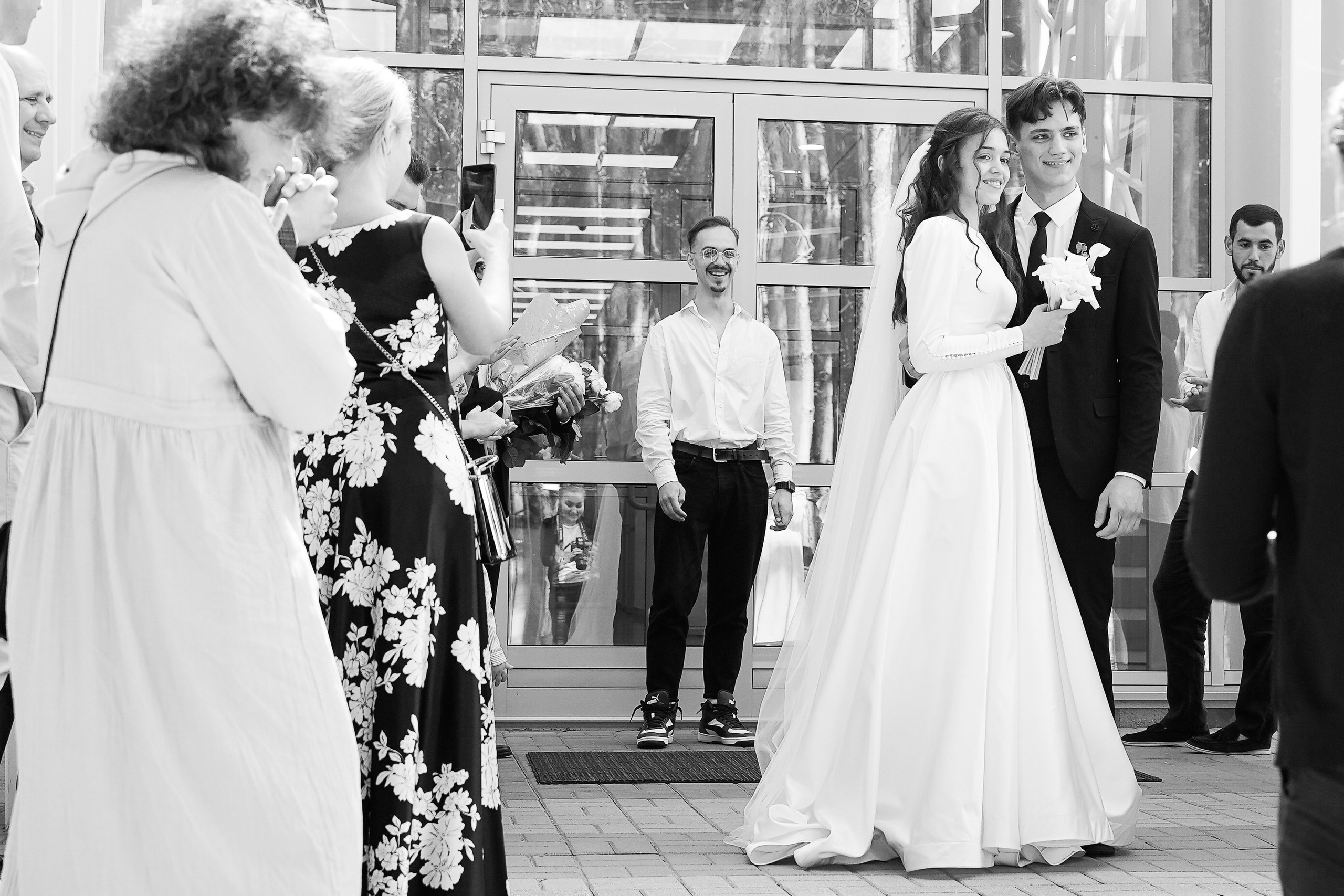 жених и невеста выходят из загса