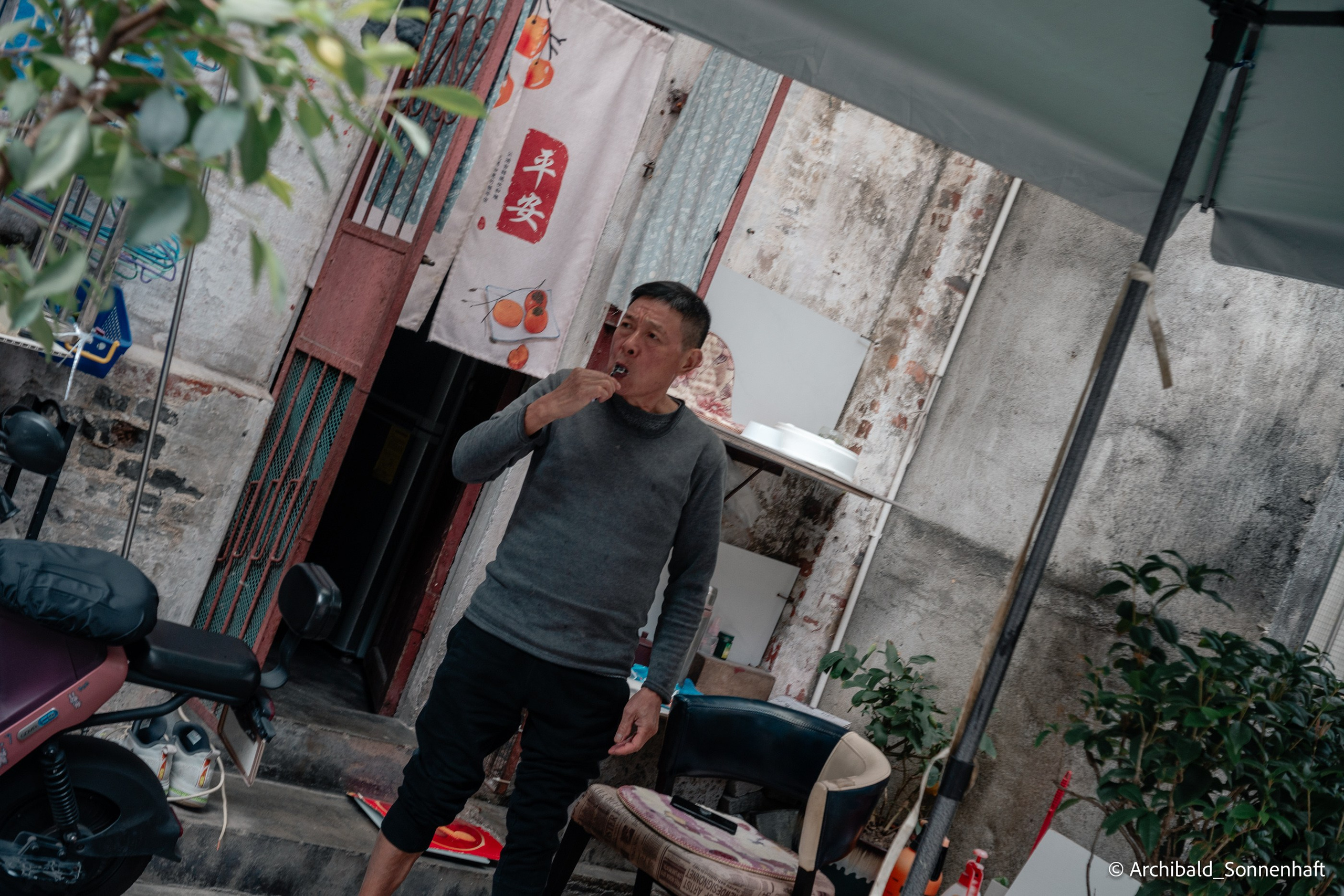 Walking in GZ, sunday. Photographer in Guangzhou, China. Archibald Sonnenhaft
