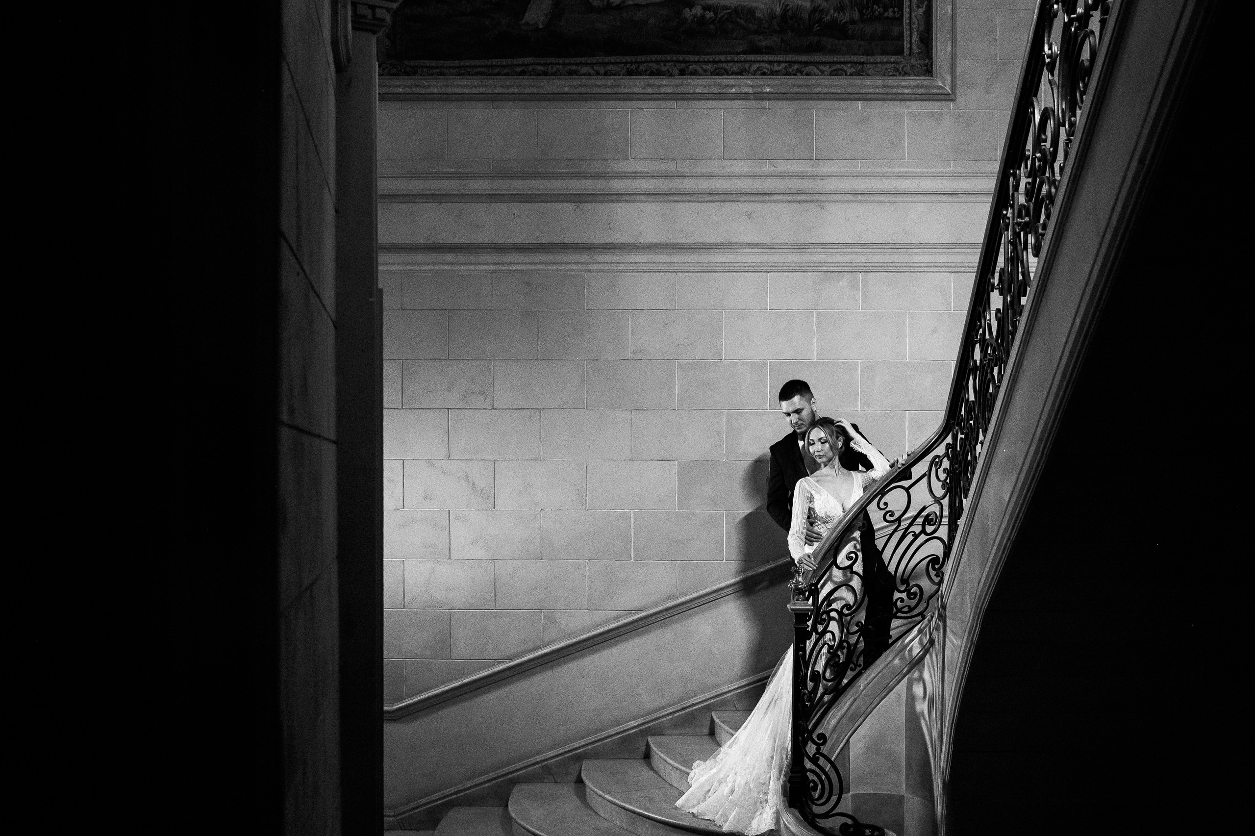 Жених и невеста на лестнице 