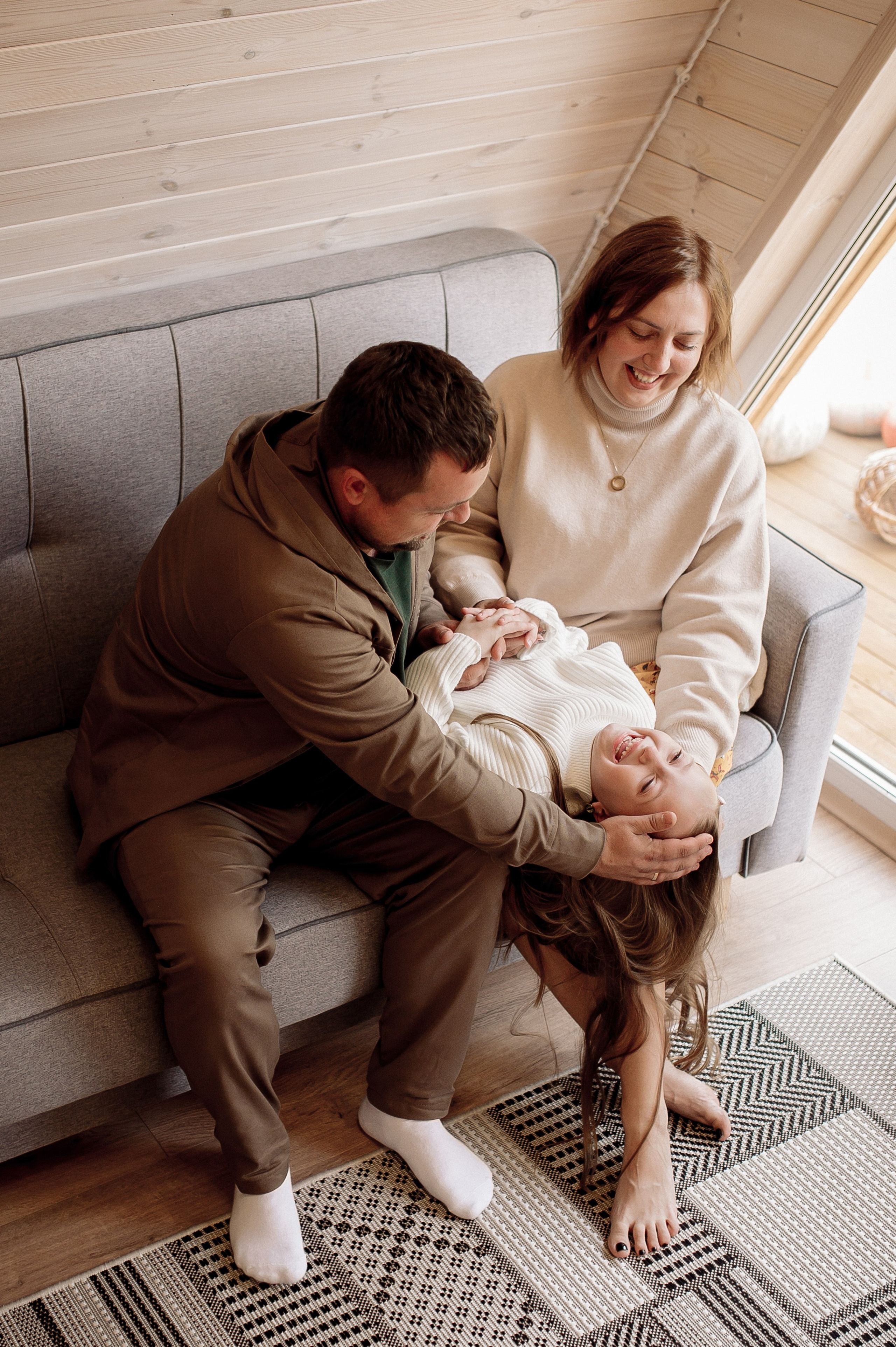 Катя, Дима, Настя и уютный домик. Фотограф Мария Стрелкова