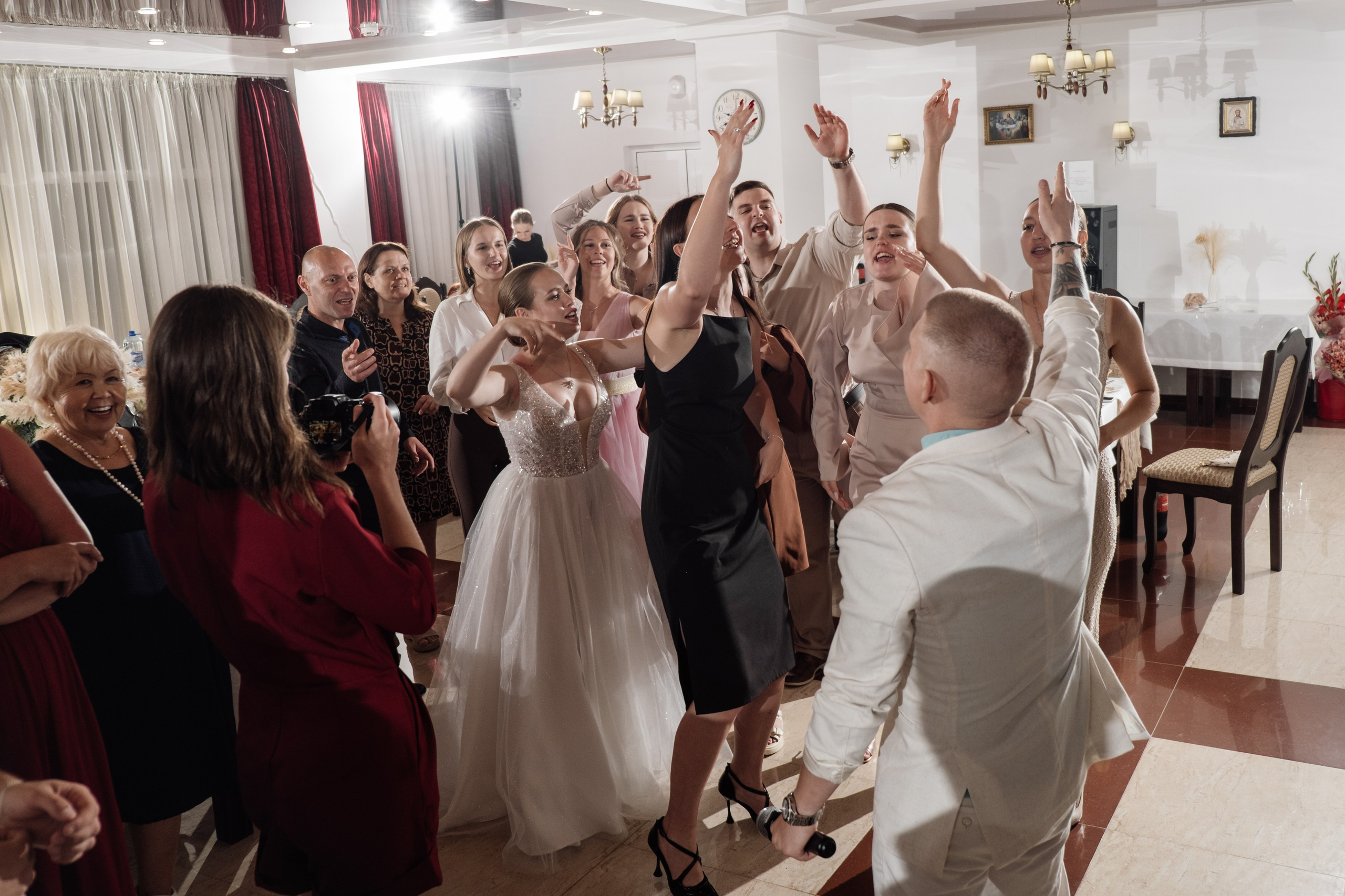 Свадебный ретопртаж. Профессиональная фотосъемка в Крыму. Натуральные эмоции и живые кадры. Забронируйте дату прямо сейчас!