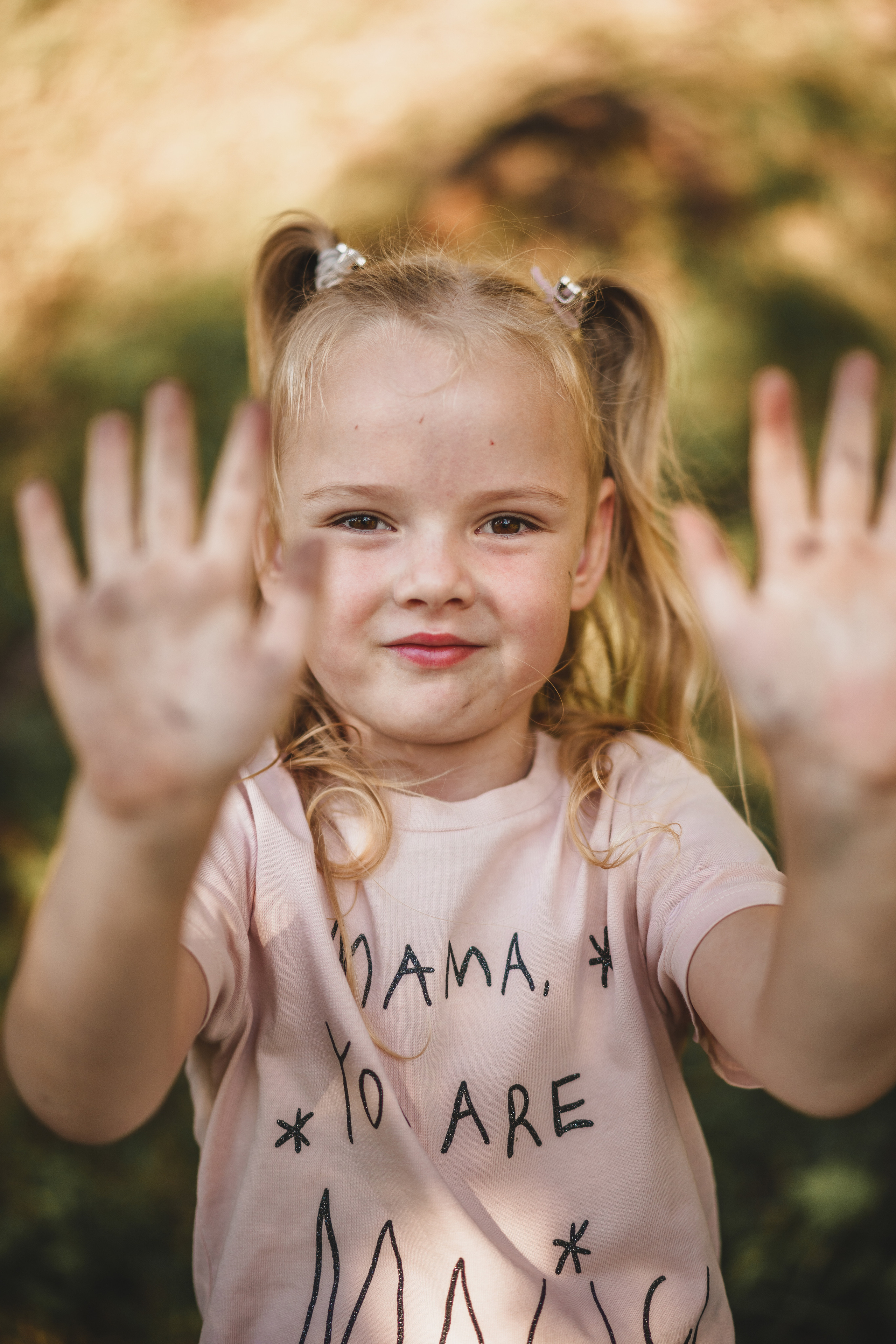 Фотосессия мамы и дочек в поле на закате. Семейный и детский фотограф и видеограф в Москве, Серпухове и Тарусе Валерия Сорокина