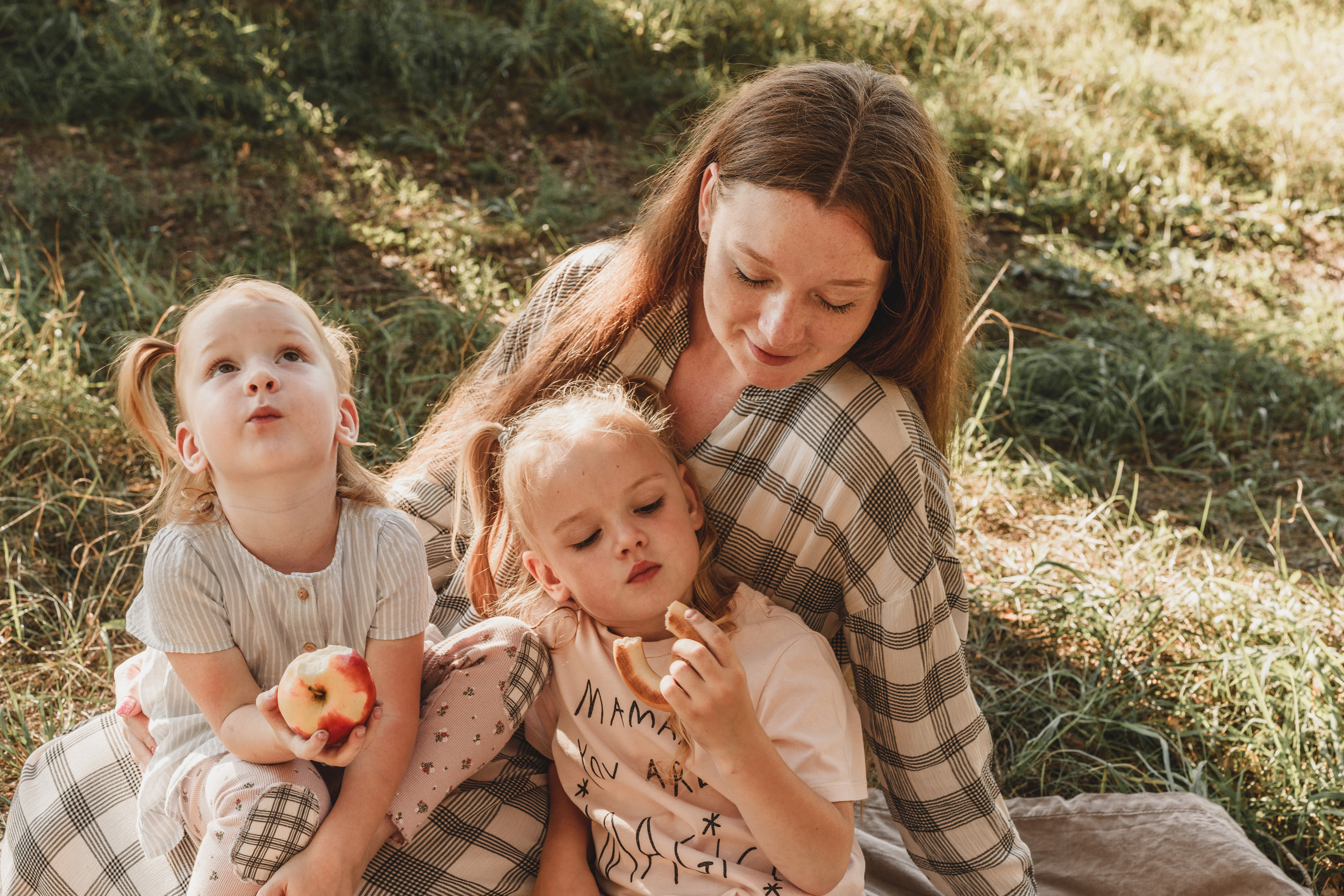 Фотосессия мамы и дочек в поле на закате. Семейный и детский фотограф и видеограф в Москве, Серпухове и Тарусе Валерия Сорокина