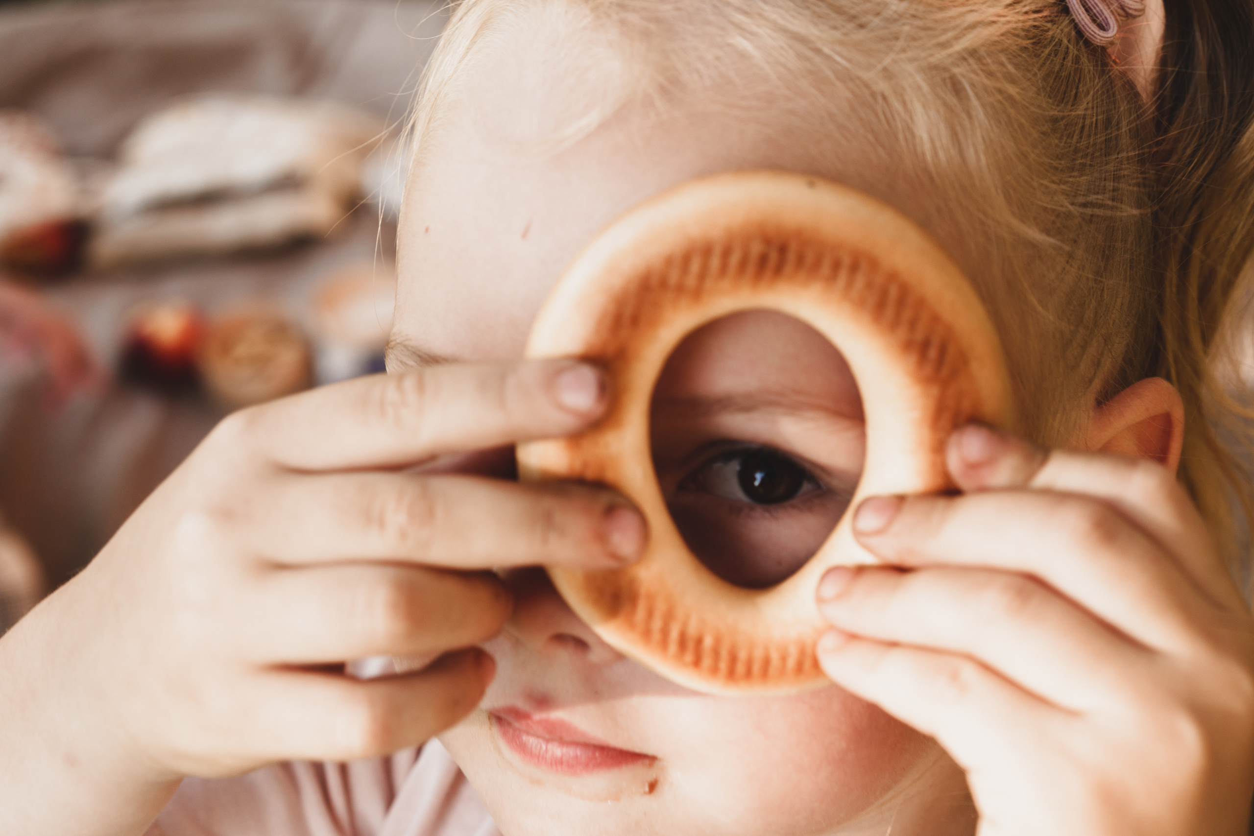 Фотосессия мамы и дочек в поле на закате. Семейный и детский фотограф и видеограф в Москве, Серпухове и Тарусе Валерия Сорокина