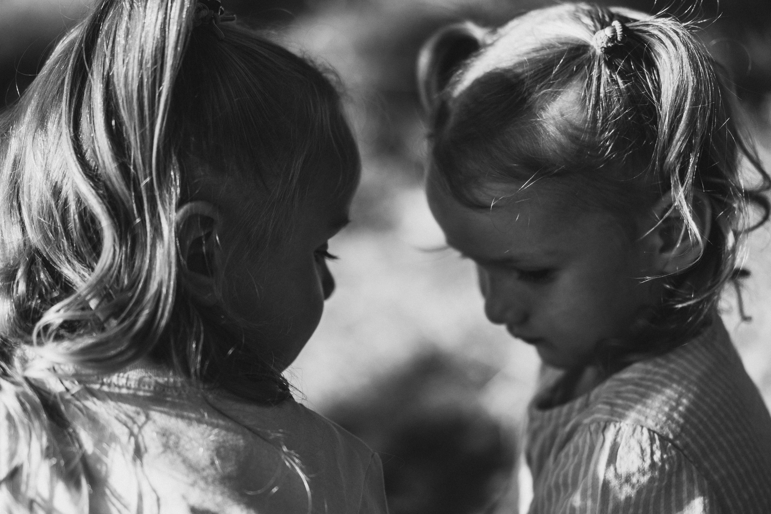 Фотосессия мамы и дочек в поле на закате. Семейный и детский фотограф и видеограф в Москве, Серпухове и Тарусе Валерия Сорокина