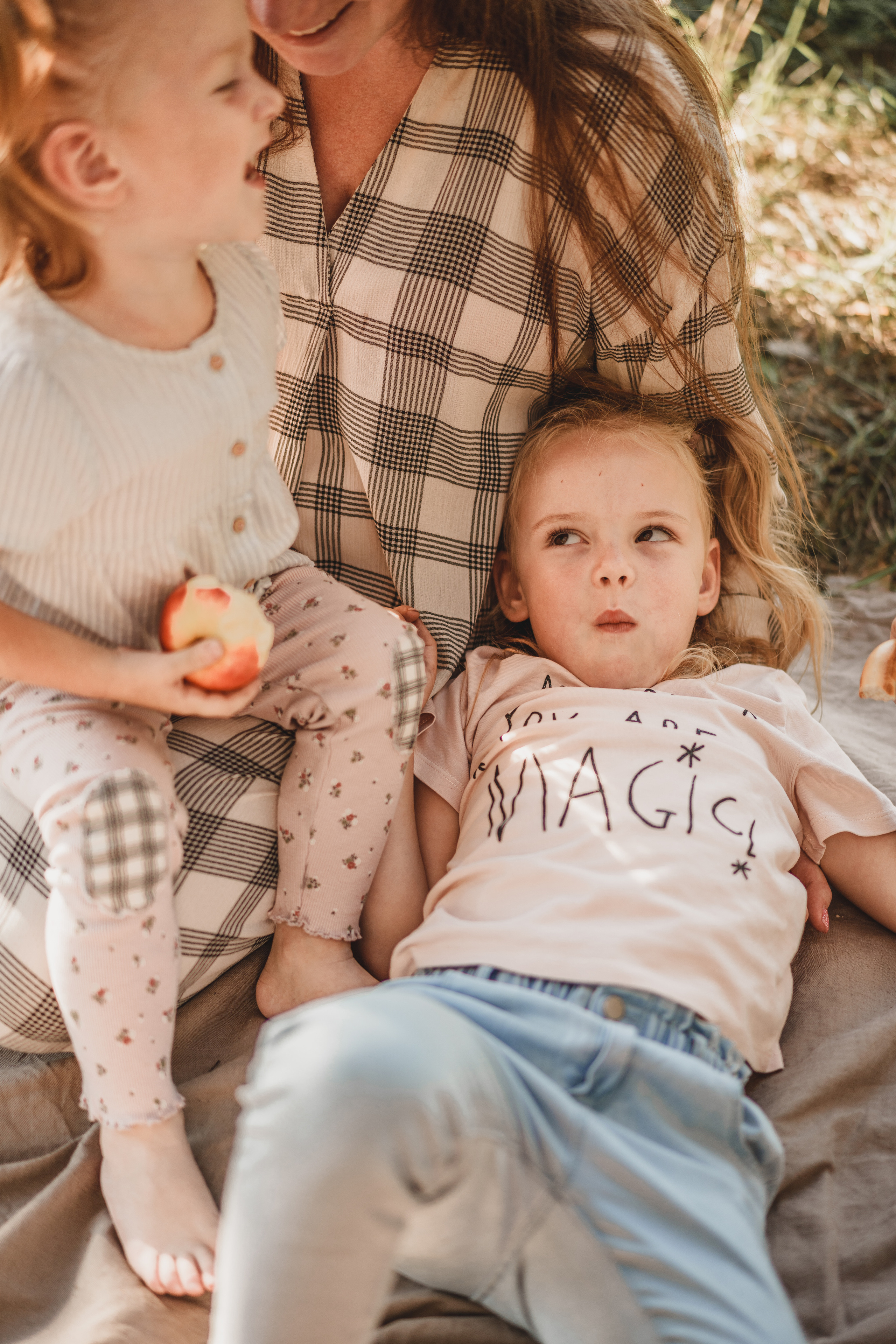 Фотосессия мамы и дочек в поле на закате. Семейный и детский фотограф и видеограф в Москве, Серпухове и Тарусе Валерия Сорокина