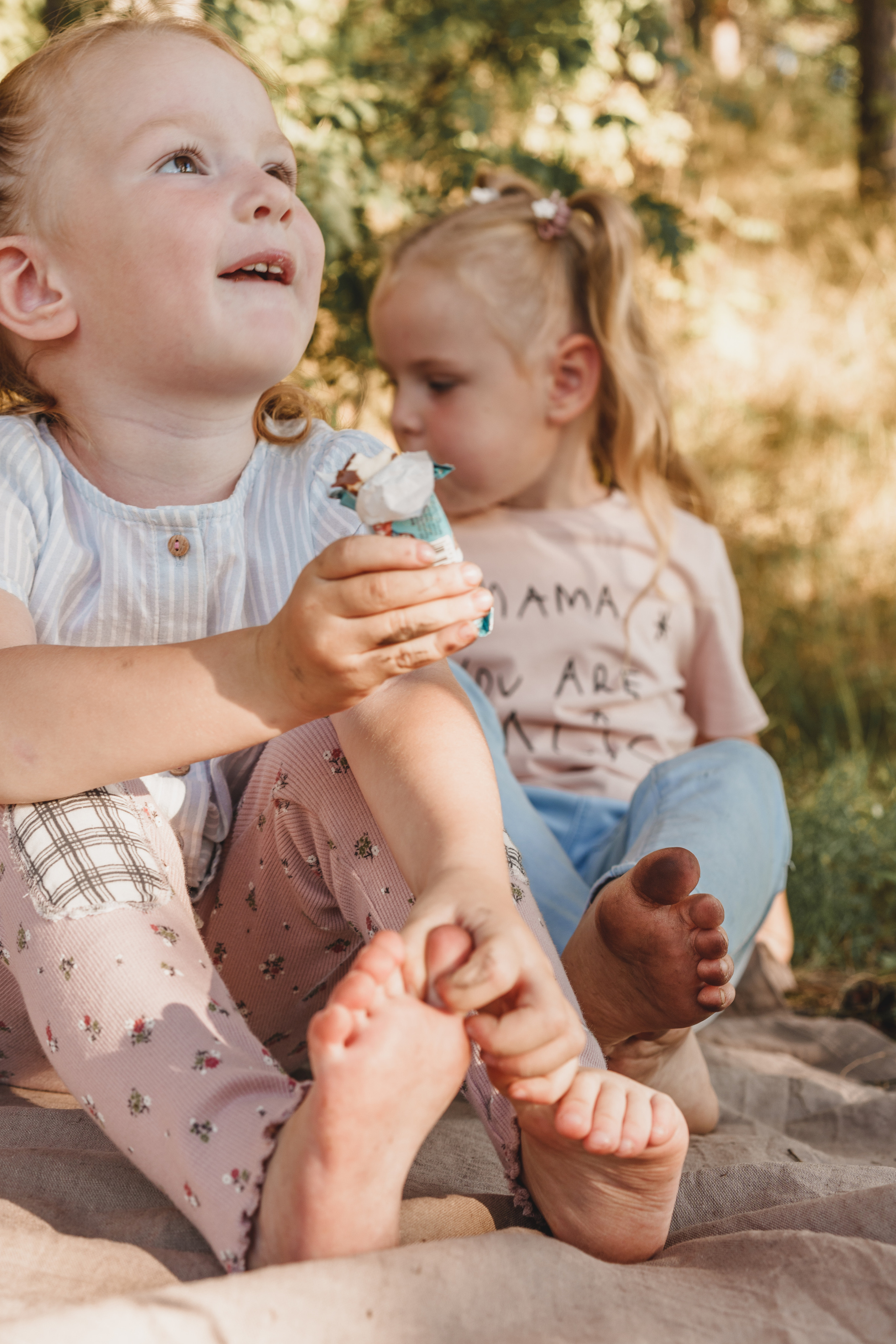 Фотосессия мамы и дочек в поле на закате. Семейный и детский фотограф и видеограф в Москве, Серпухове и Тарусе Валерия Сорокина