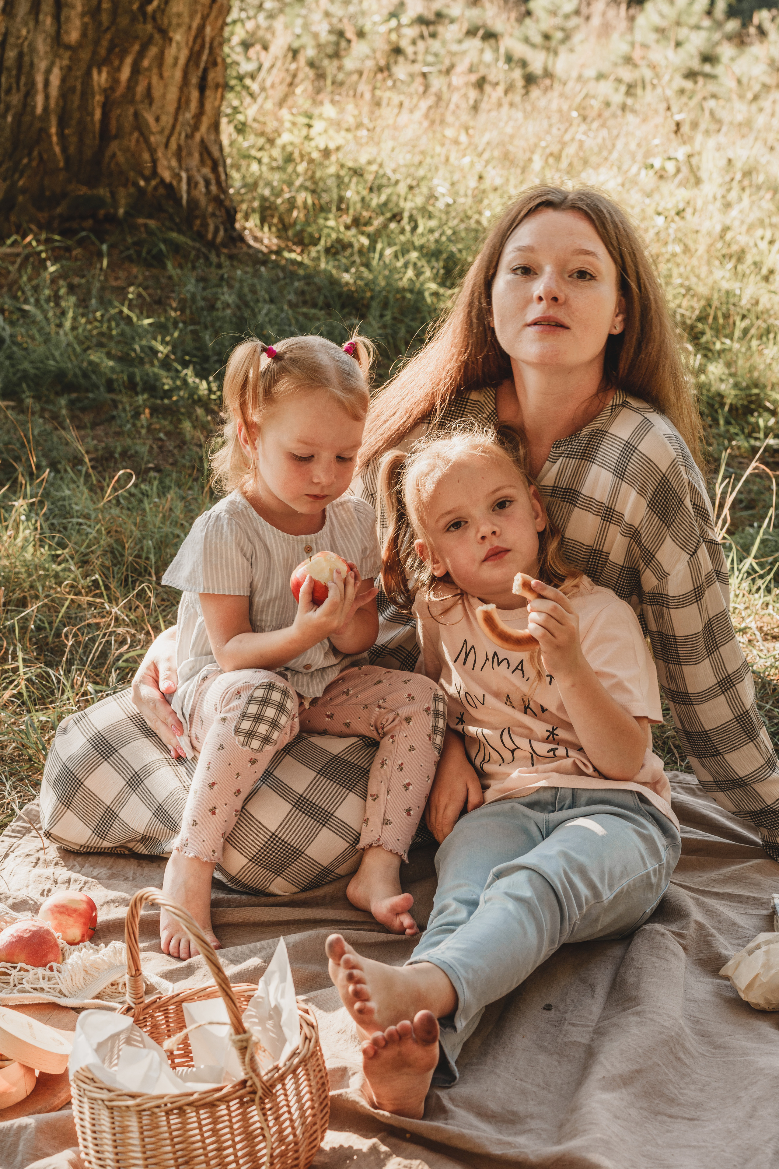 Фотосессия мамы и дочек в поле на закате. Семейный и детский фотограф и видеограф в Москве, Серпухове и Тарусе Валерия Сорокина