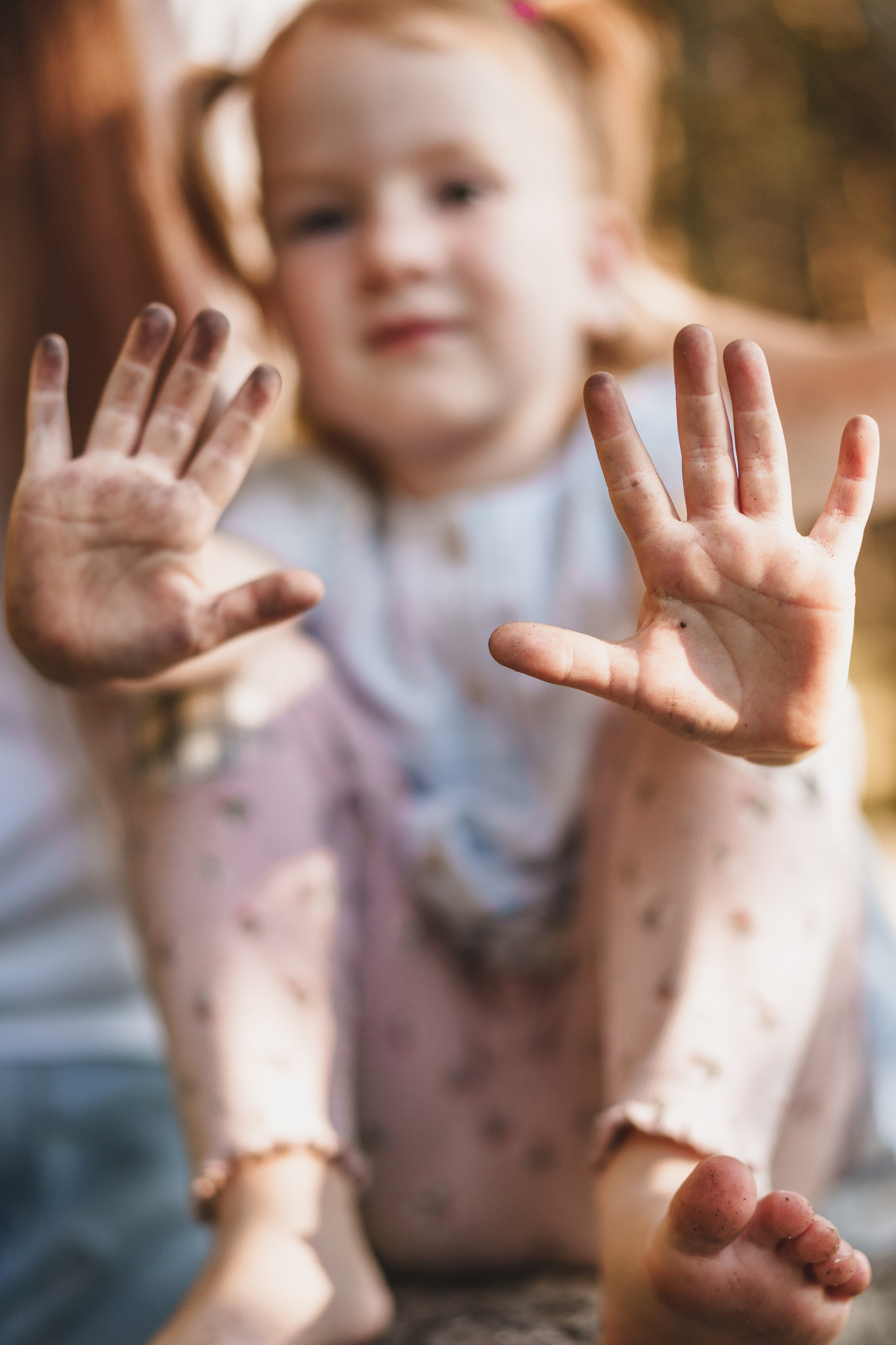 Фотосессия мамы и дочек в поле на закате. Семейный и детский фотограф и видеограф в Москве, Серпухове и Тарусе Валерия Сорокина