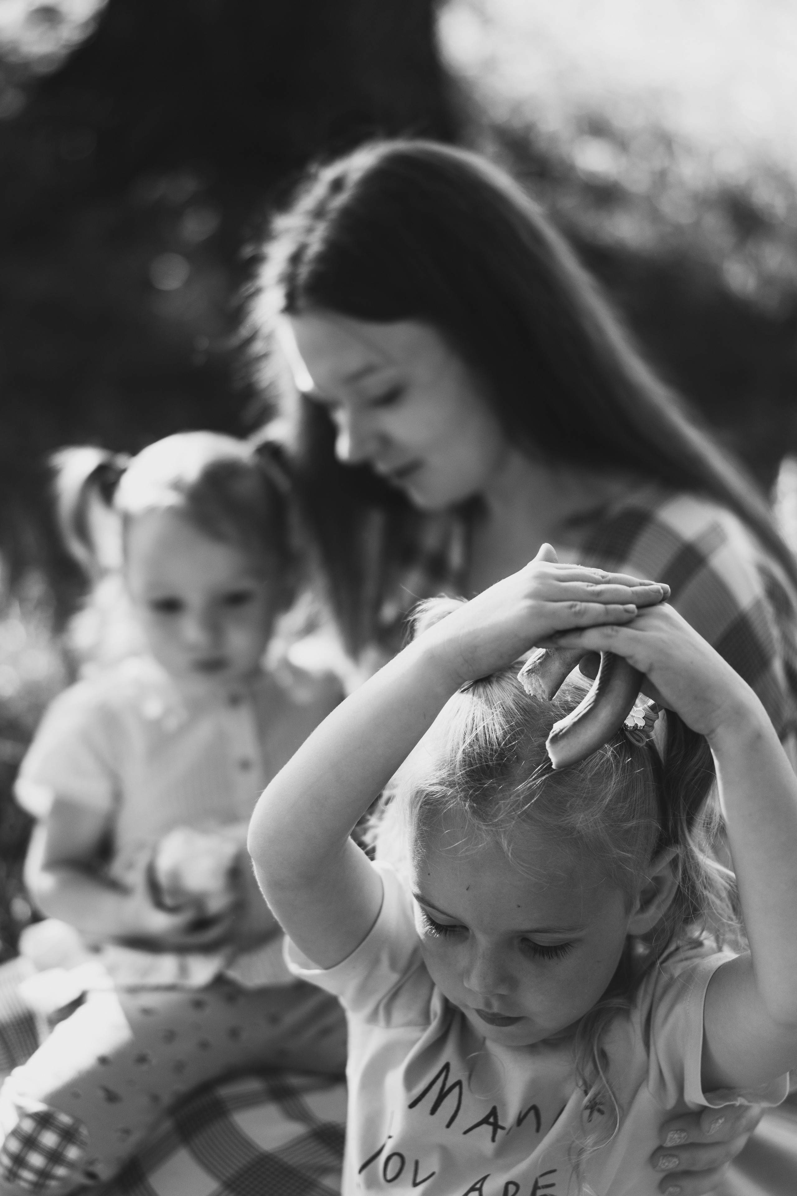 Фотосессия мамы и дочек в поле на закате. Семейный и детский фотограф и видеограф в Москве, Серпухове и Тарусе Валерия Сорокина