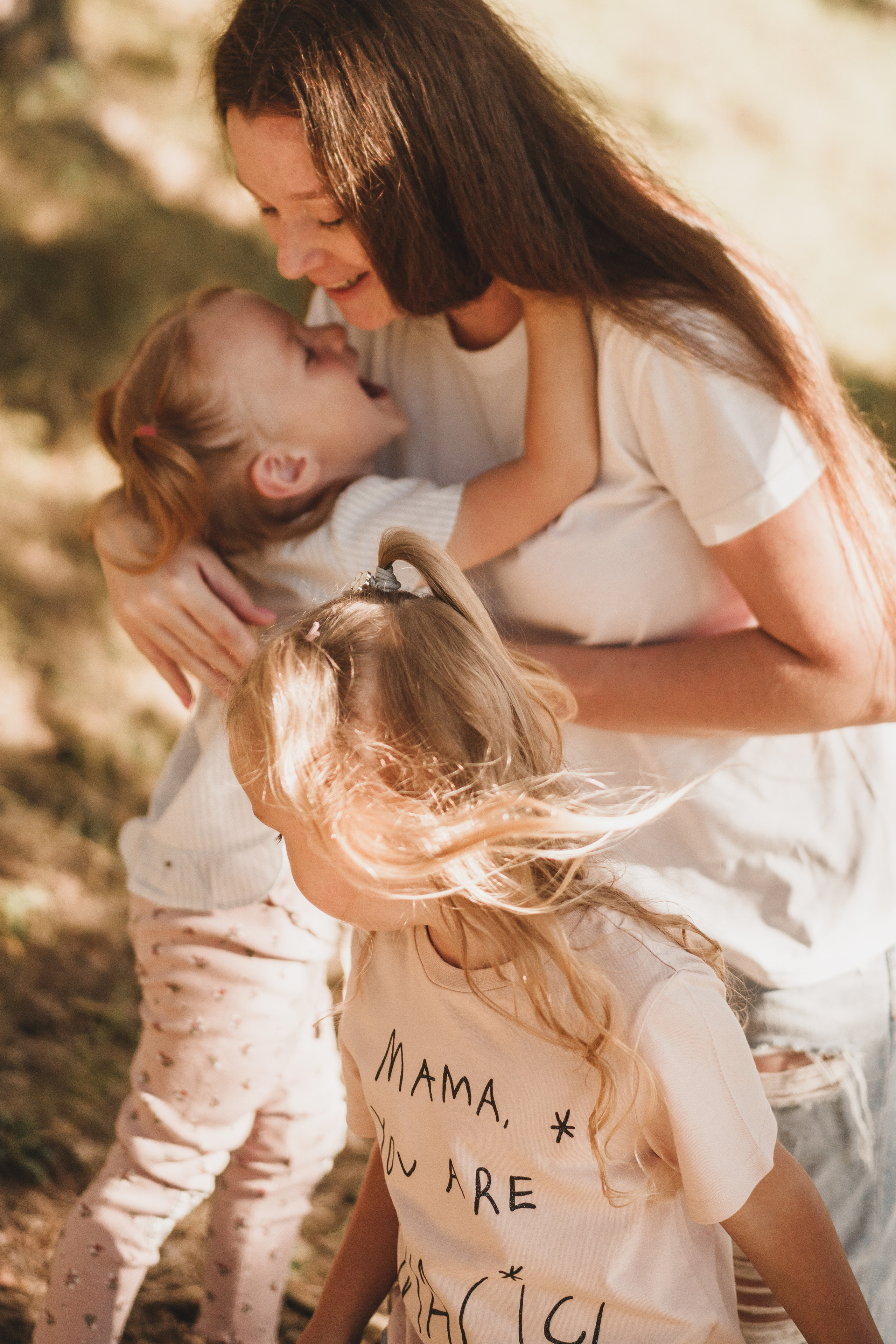 Фотосессия мамы и дочек в поле на закате. Семейный и детский фотограф и видеограф в Москве, Серпухове и Тарусе Валерия Сорокина