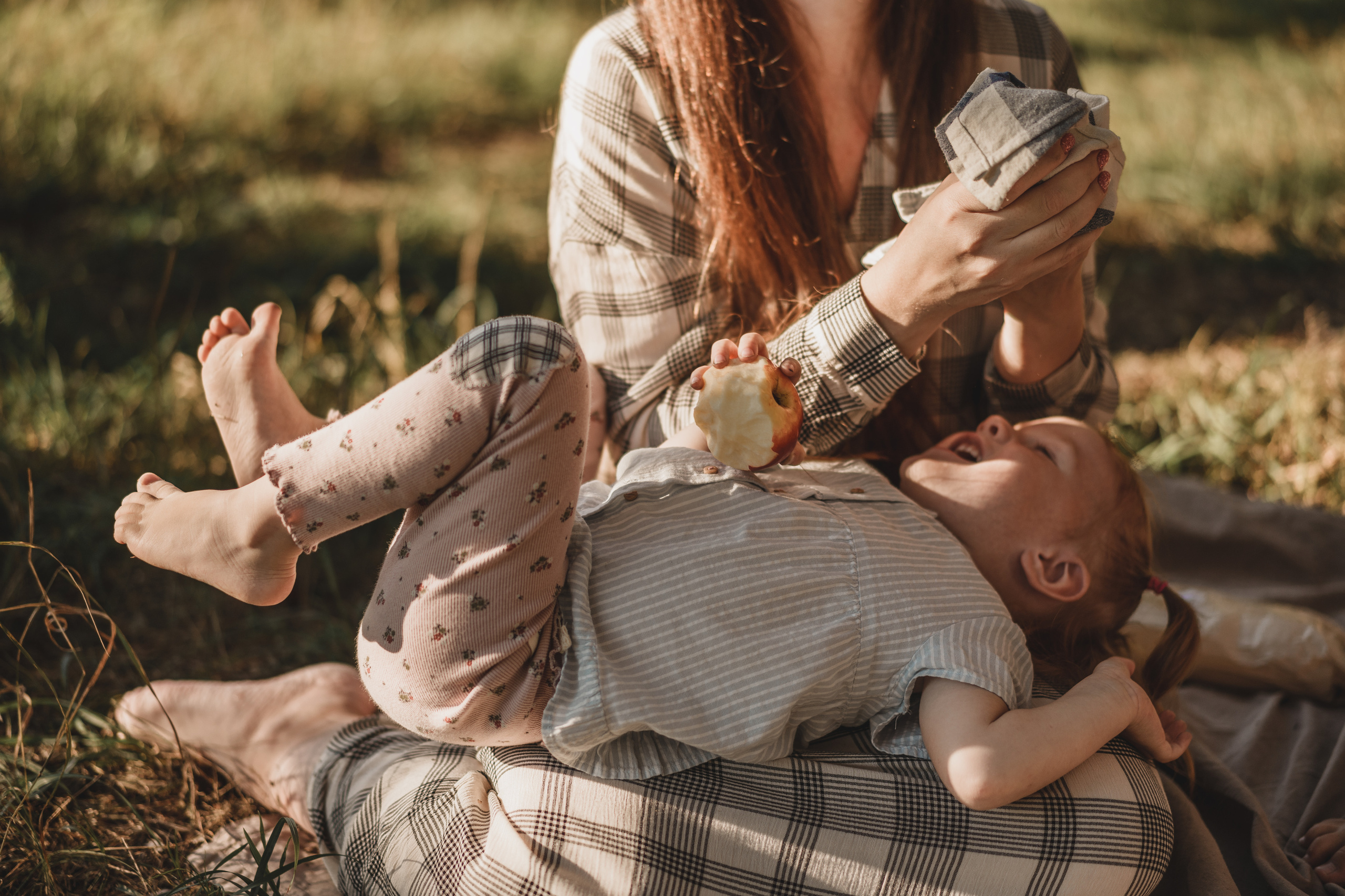 Фотосессия мамы и дочек в поле на закате. Семейный и детский фотограф и видеограф в Москве, Серпухове и Тарусе Валерия Сорокина