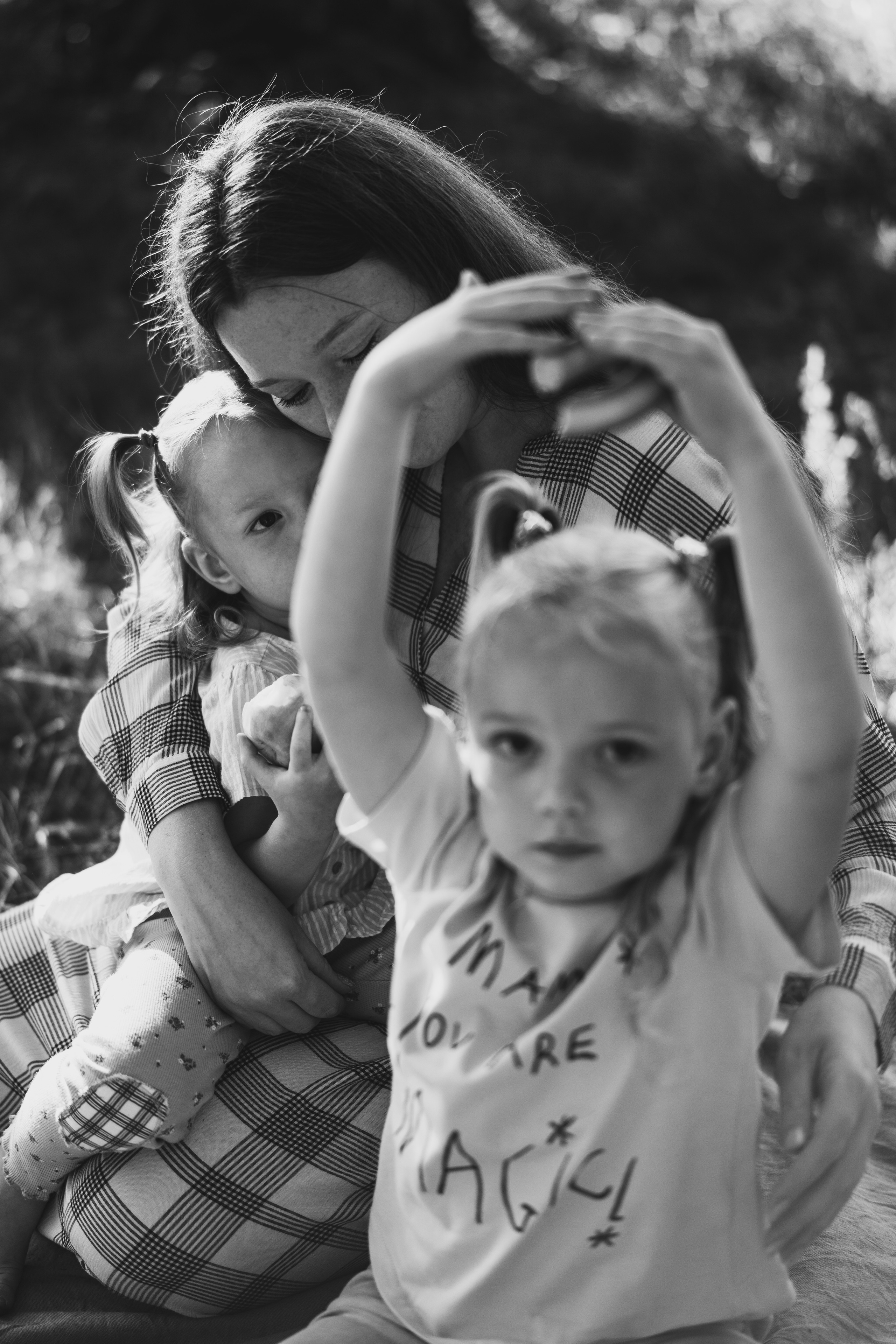 Фотосессия мамы и дочек в поле на закате. Семейный и детский фотограф и видеограф в Москве, Серпухове и Тарусе Валерия Сорокина