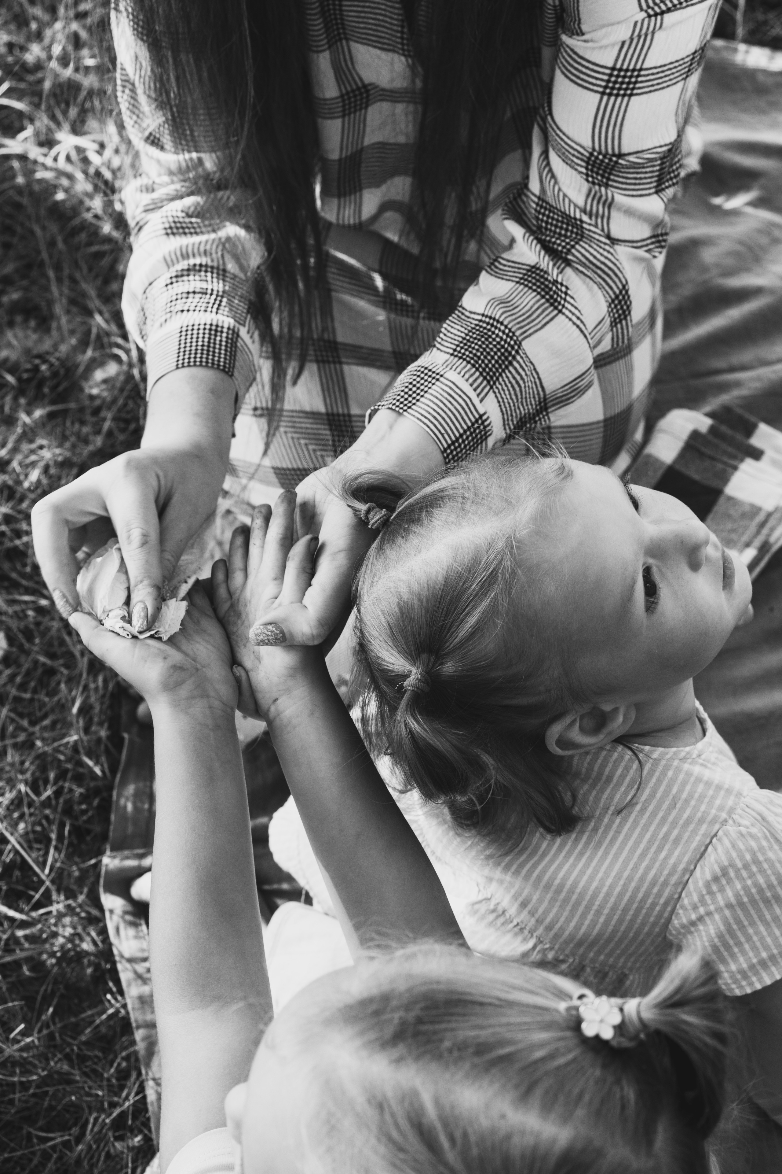 Фотосессия мамы и дочек в поле на закате. Семейный и детский фотограф и видеограф в Москве, Серпухове и Тарусе Валерия Сорокина
