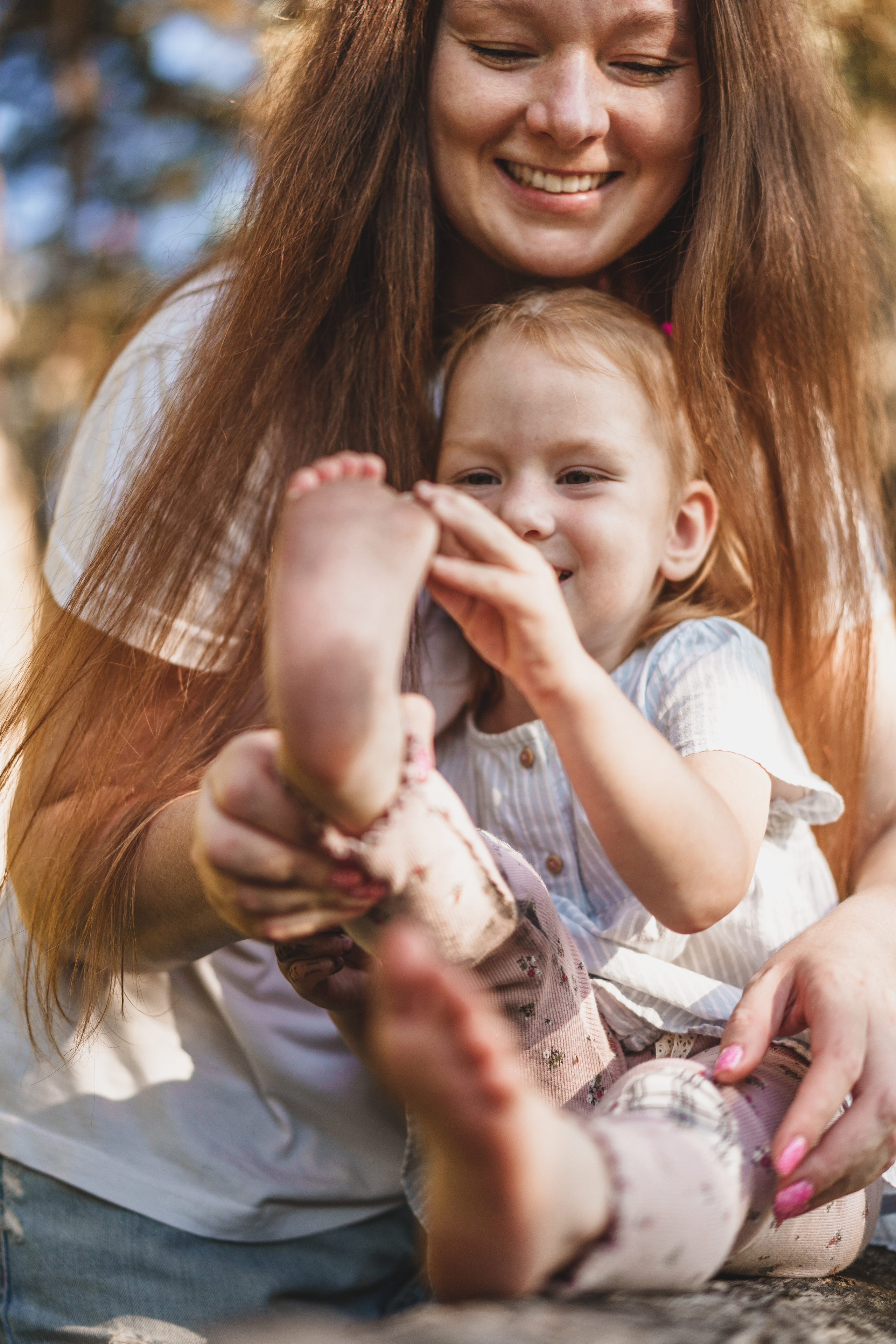 Фотосессия мамы и дочек в поле на закате. Семейный и детский фотограф и видеограф в Москве, Серпухове и Тарусе Валерия Сорокина
