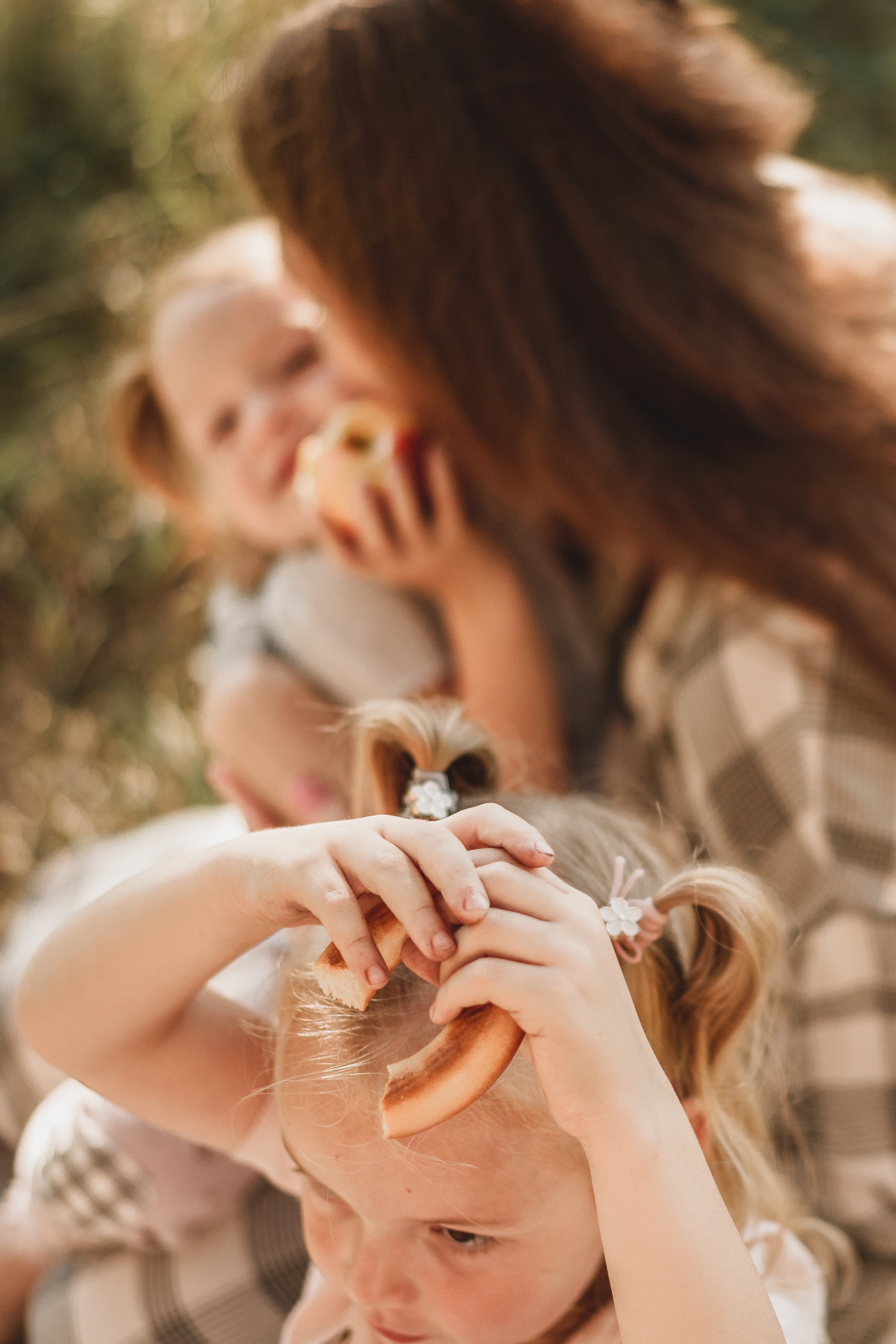 Фотосессия мамы и дочек в поле на закате. Семейный и детский фотограф и видеограф в Москве, Серпухове и Тарусе Валерия Сорокина