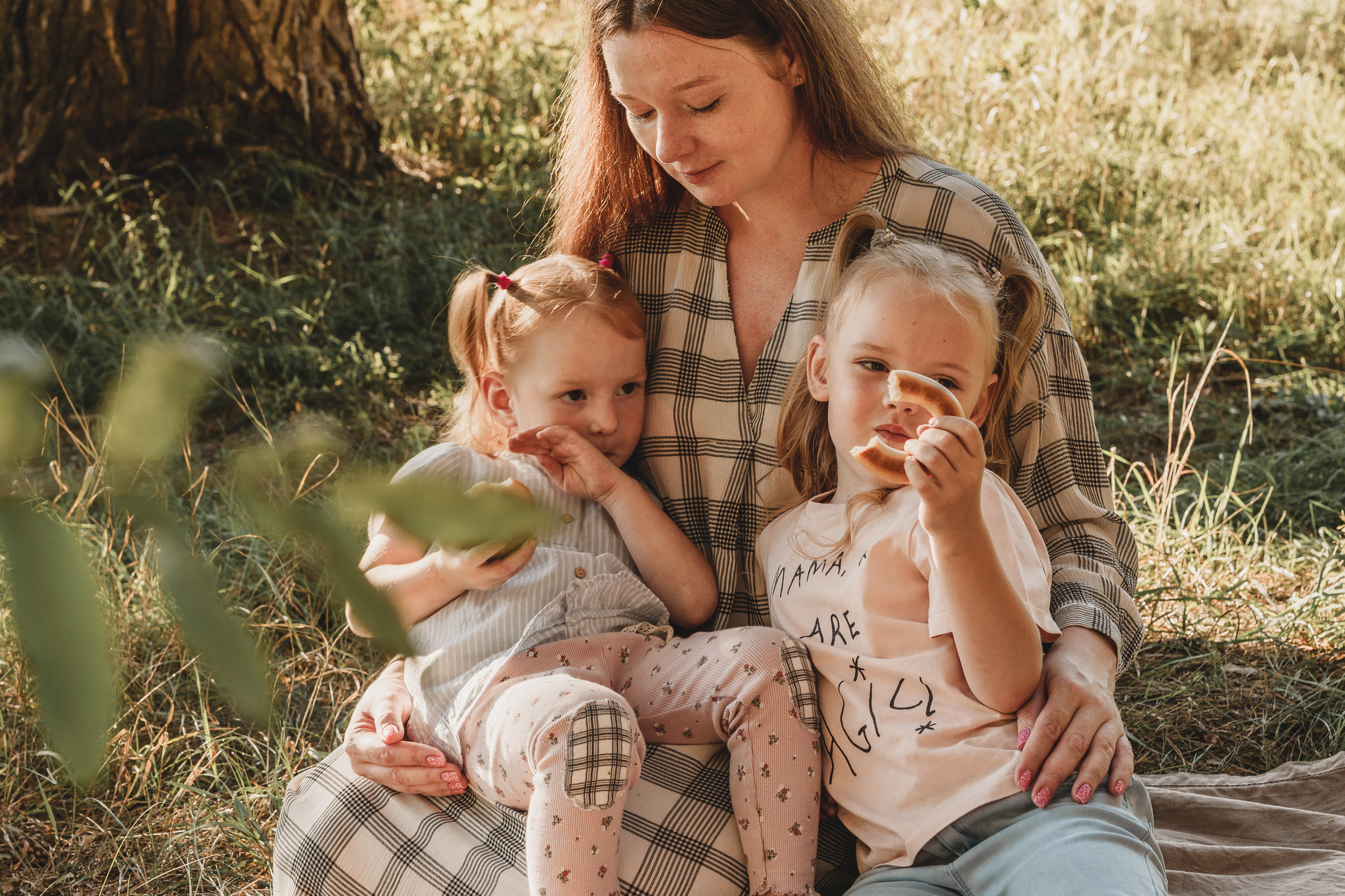 Фотосессия мамы и дочек в поле на закате. Семейный и детский фотограф и видеограф в Москве, Серпухове и Тарусе Валерия Сорокина