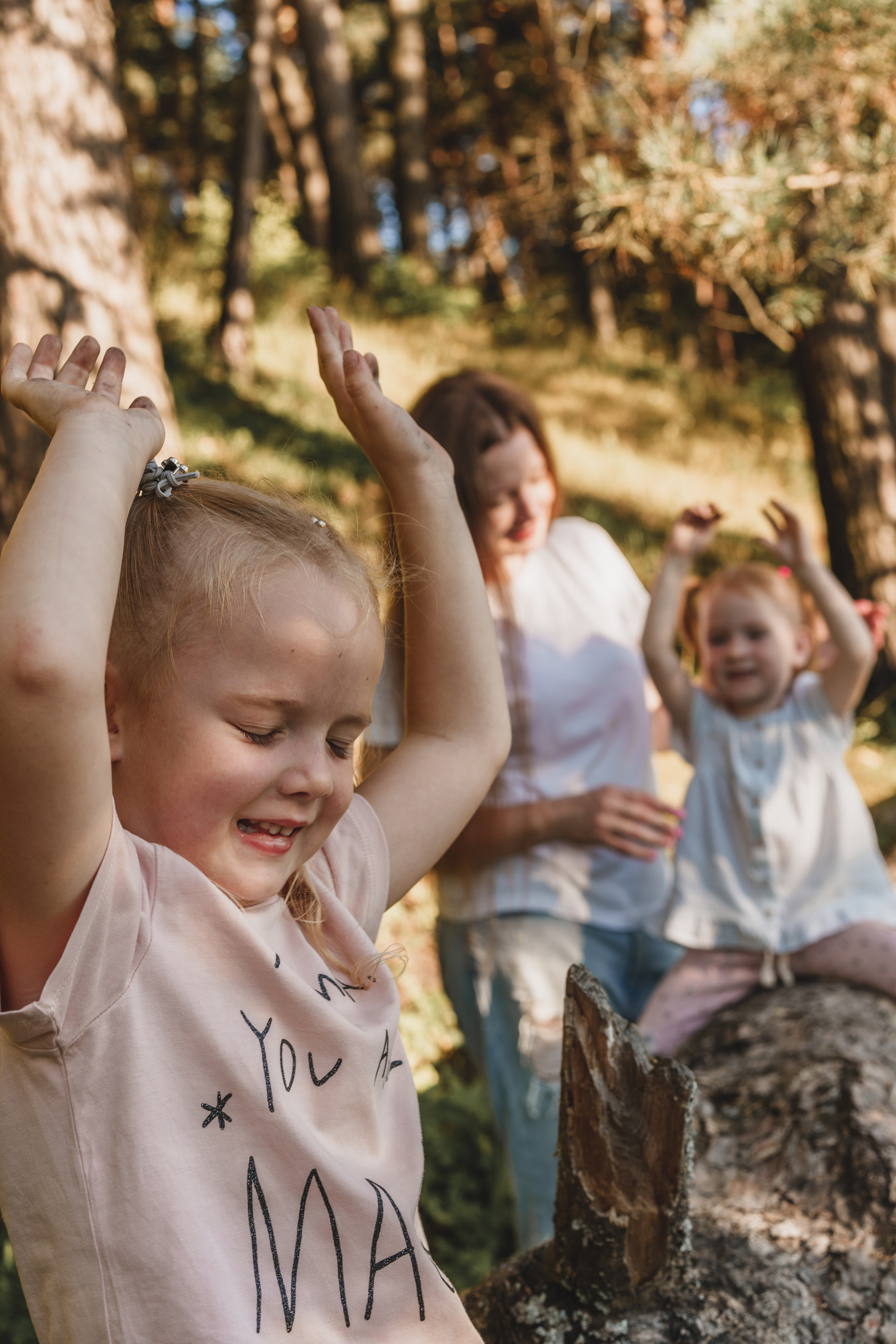 Фотосессия мамы и дочек в поле на закате. Семейный и детский фотограф и видеограф в Москве, Серпухове и Тарусе Валерия Сорокина