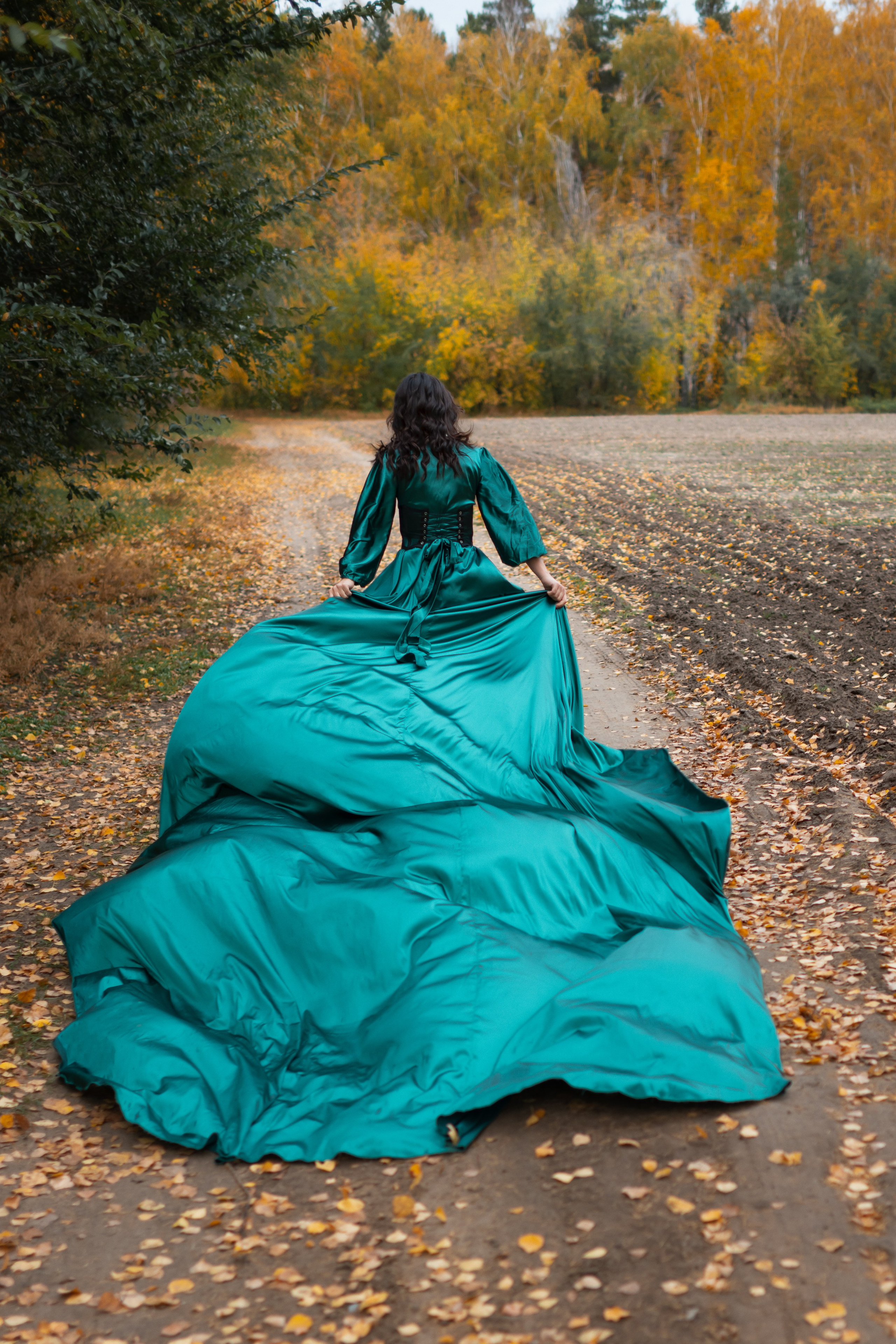 Татьяна, осенняя в платье с шлейфом. Belichev45foto.ru