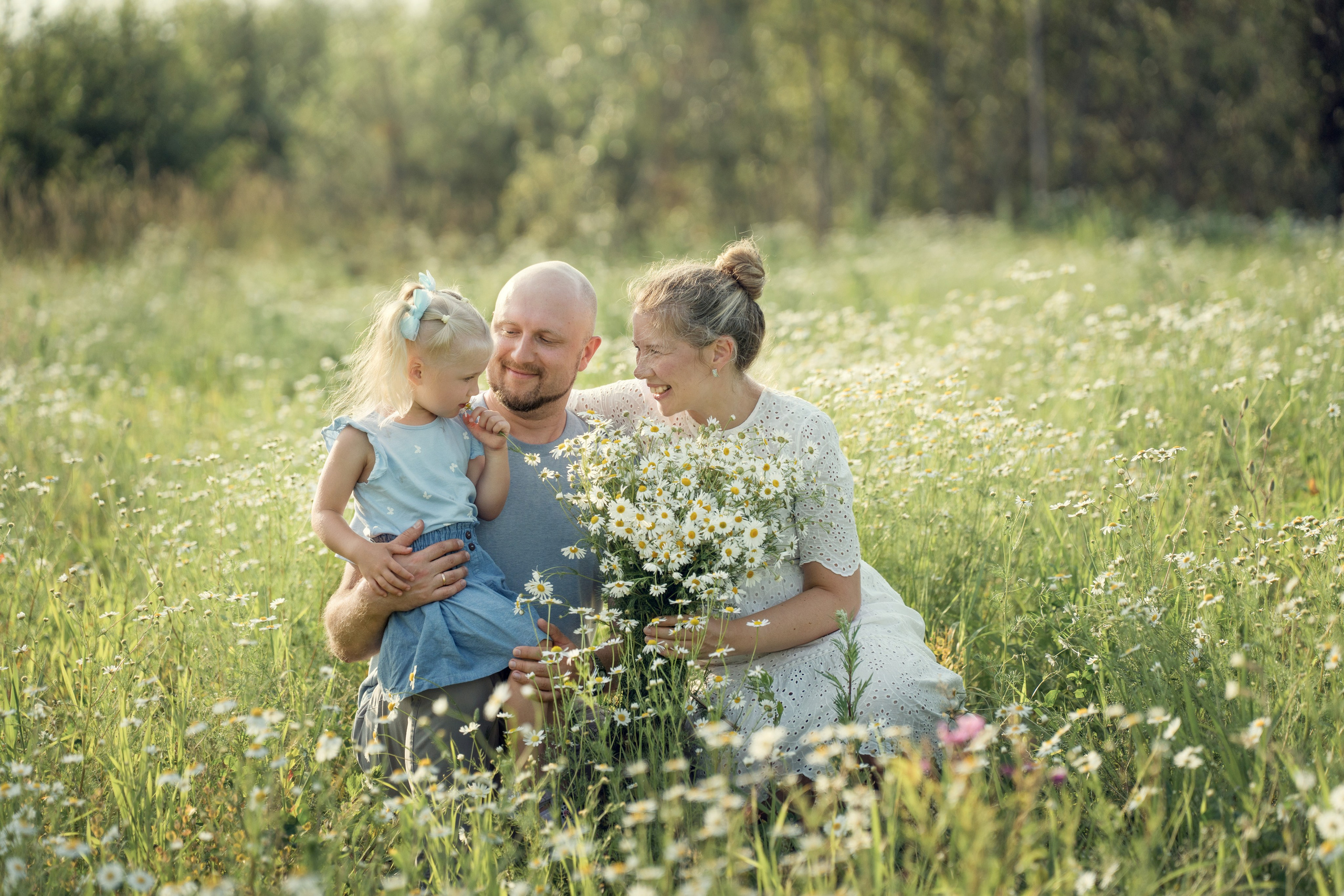 Милая Семейная фотосессия в цветении в парке Санкт-Петербурга.