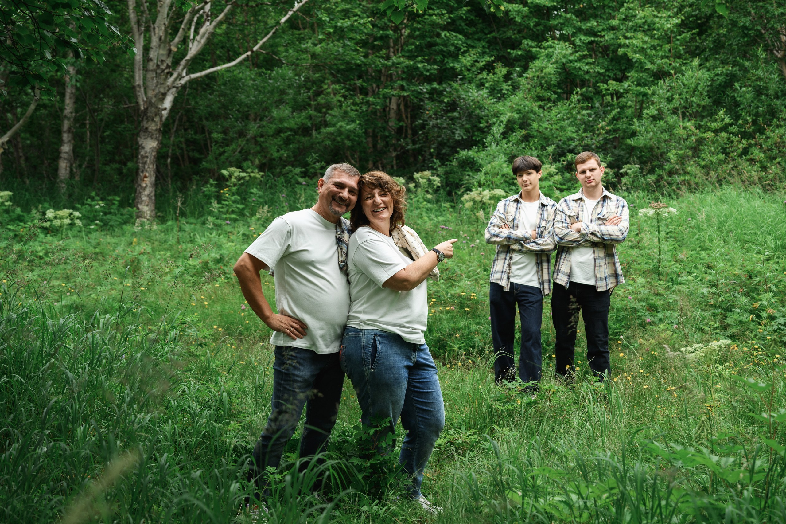 Семейная фотосъемка на берегу океана в Петропавловске-Камчатском. Семейная фотосессия на фоне вулканов в Петропавловске-Камчатском. Искренние семейные фотографии на камчатском побережье. Семейная любовь и дикая природа Камчатки в кадре.