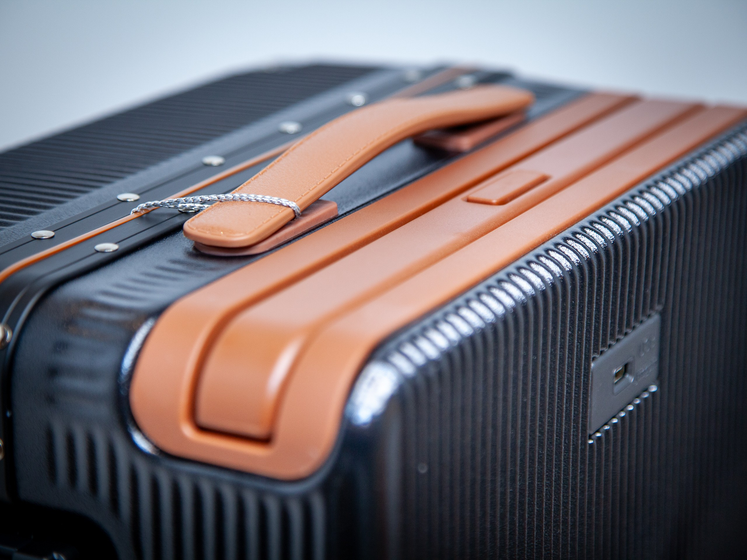 Купить чемодан ручная кладь на колесах в Москве