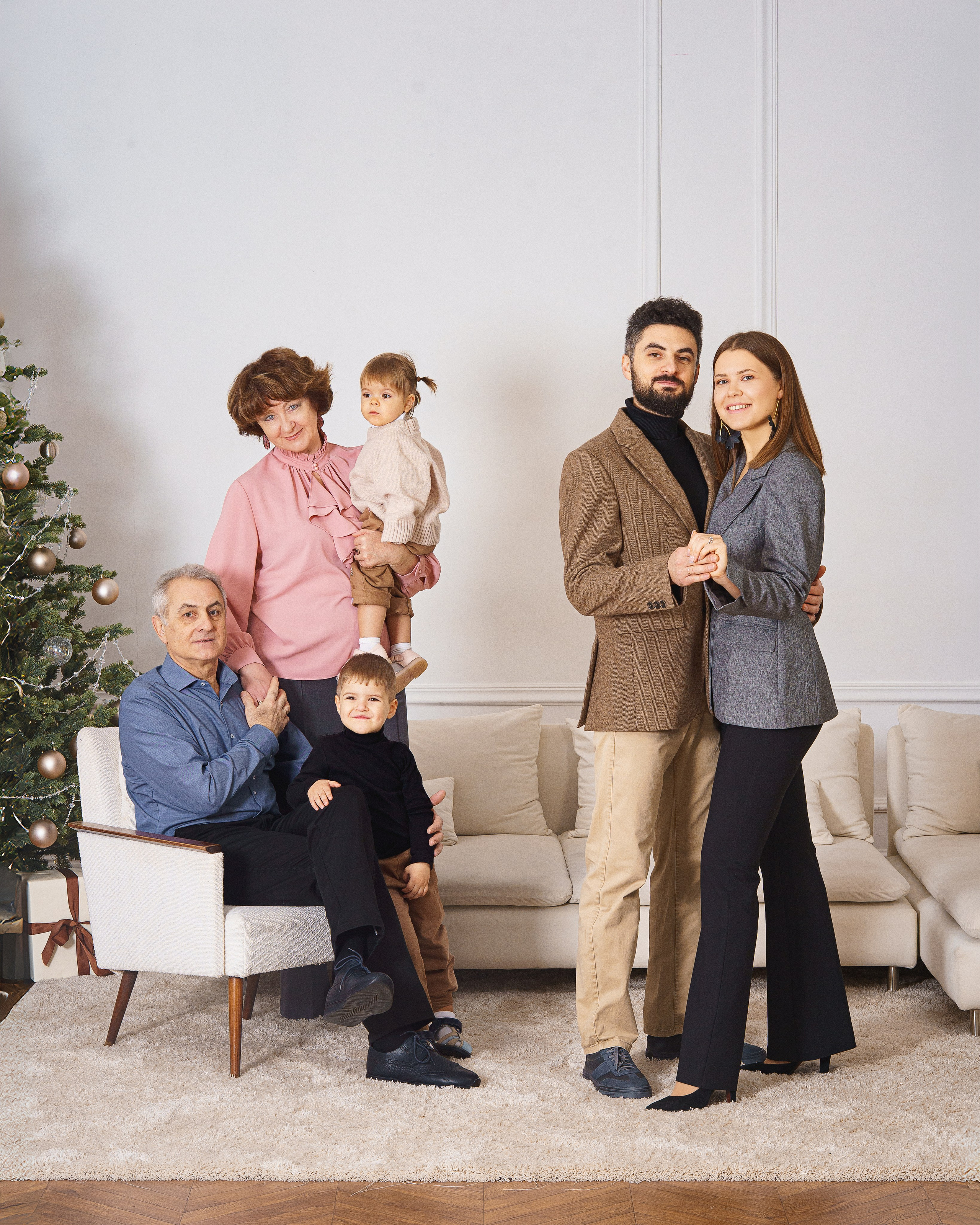 Три поколения в студии — семейный портрет в мягком свете