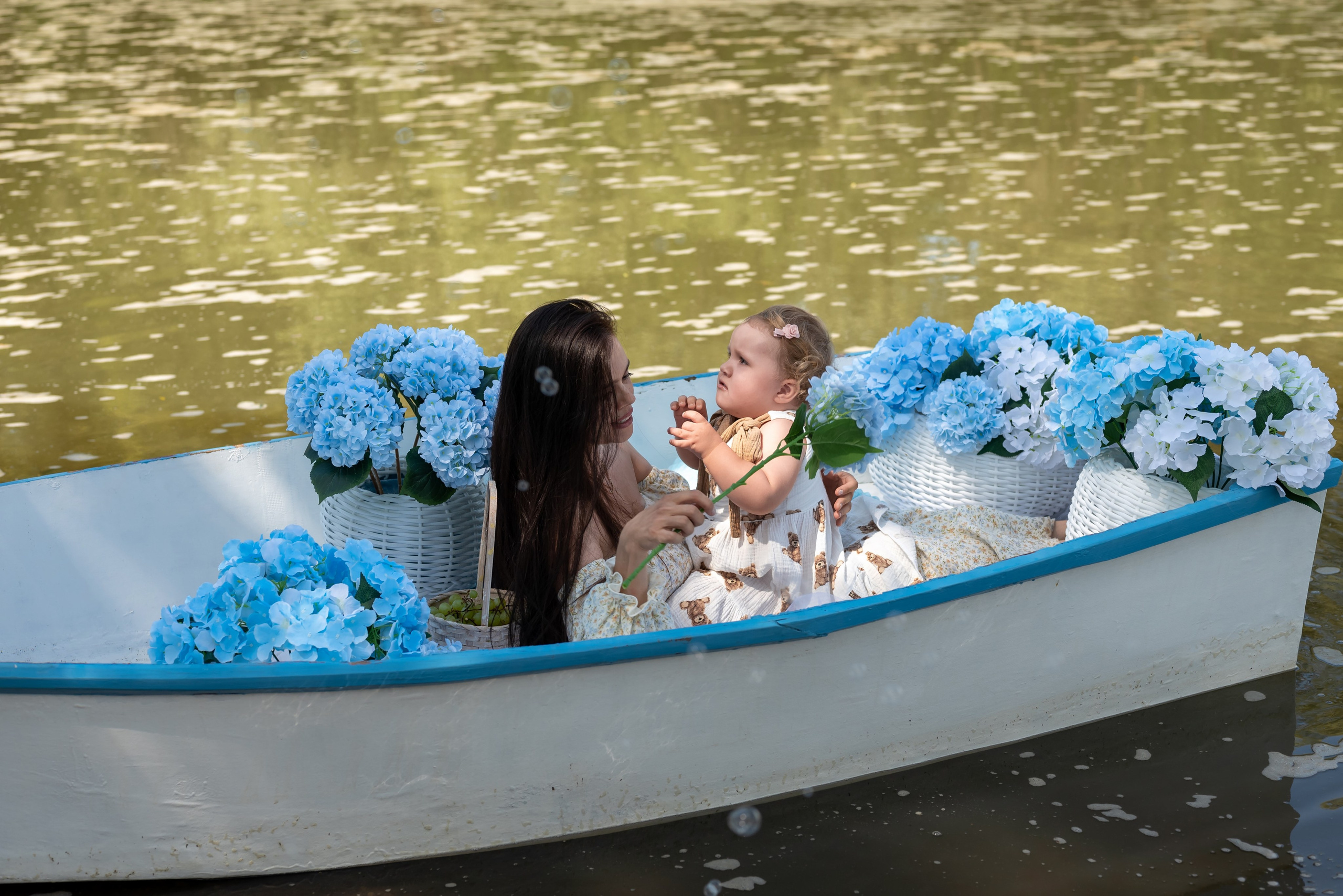 Фотопроект на лодке с голубыми гортензиями. Фотограф в городе Салават