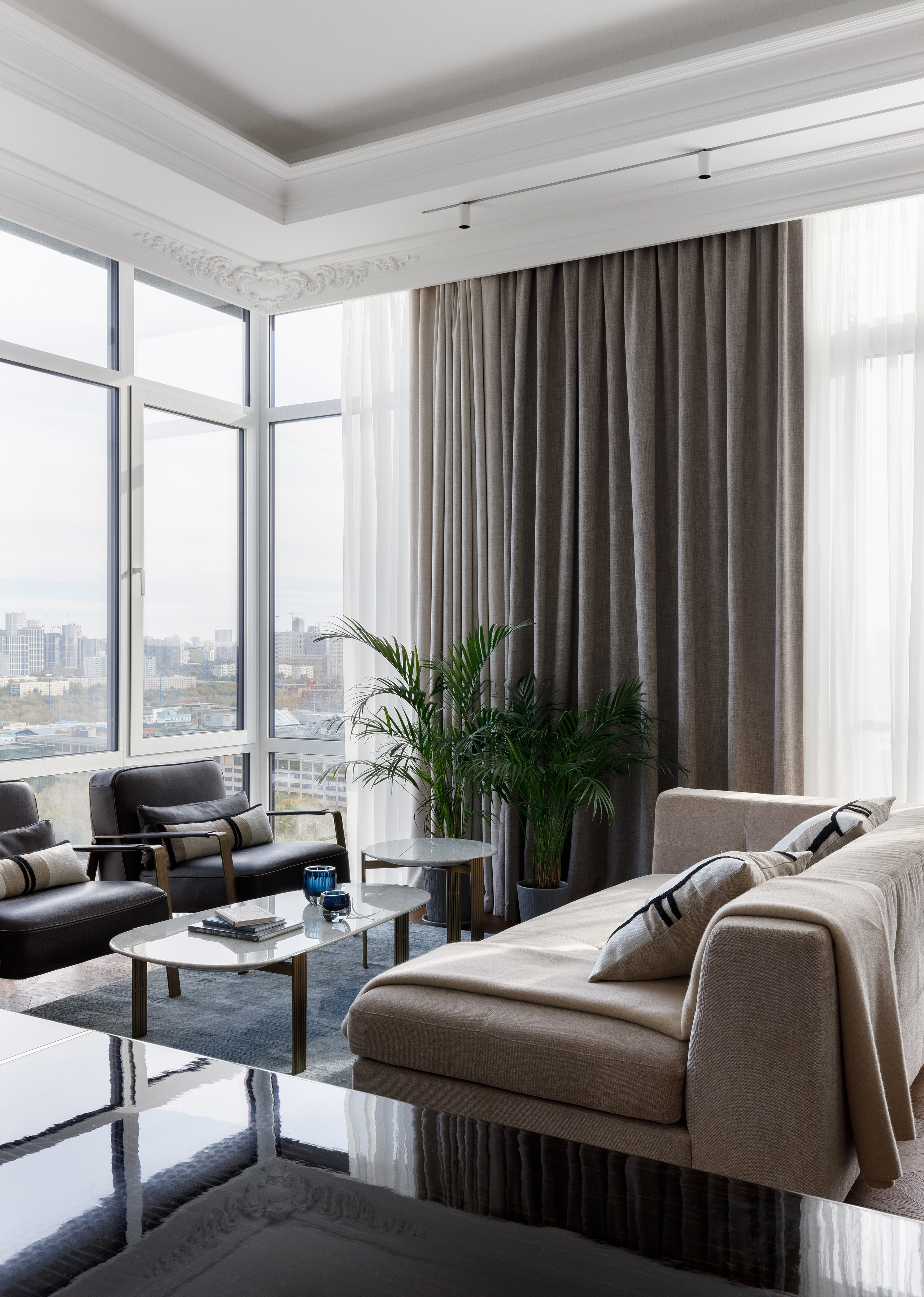 гостиная с угловыми окнами дизайн интерьера москва