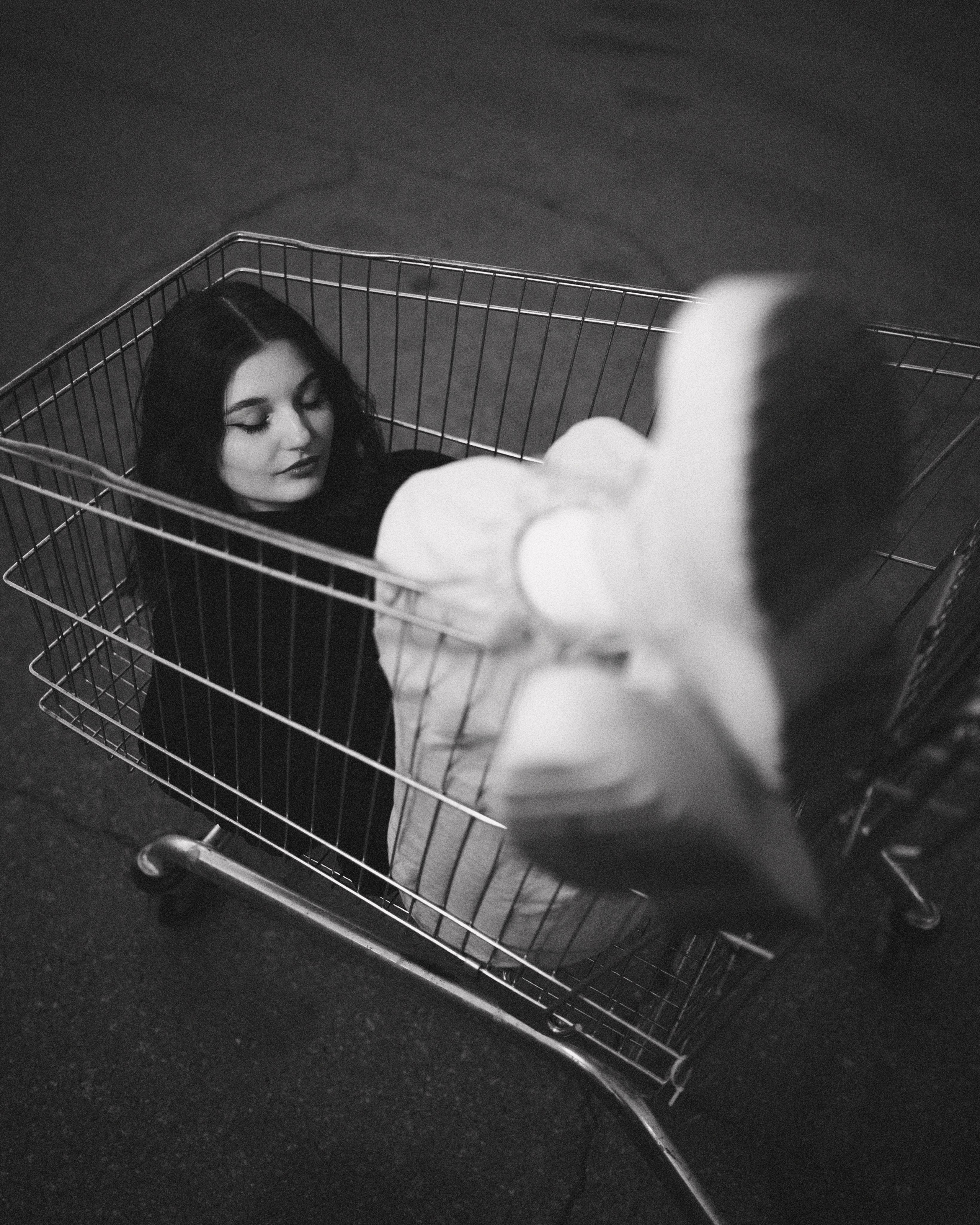 женская съемка с продуктовой тележкой