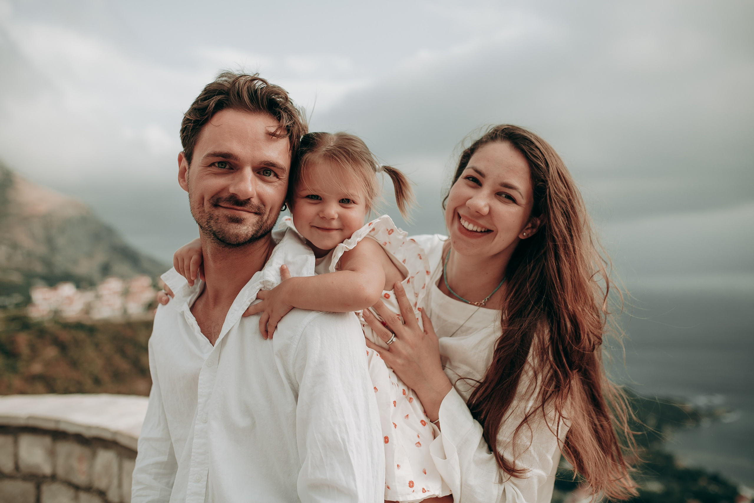 Семейная прогулка на смотровой площадке Будвы. Семья с маленьким ребёнком на прогулке по смотровой площадке в Будве с видом на море.