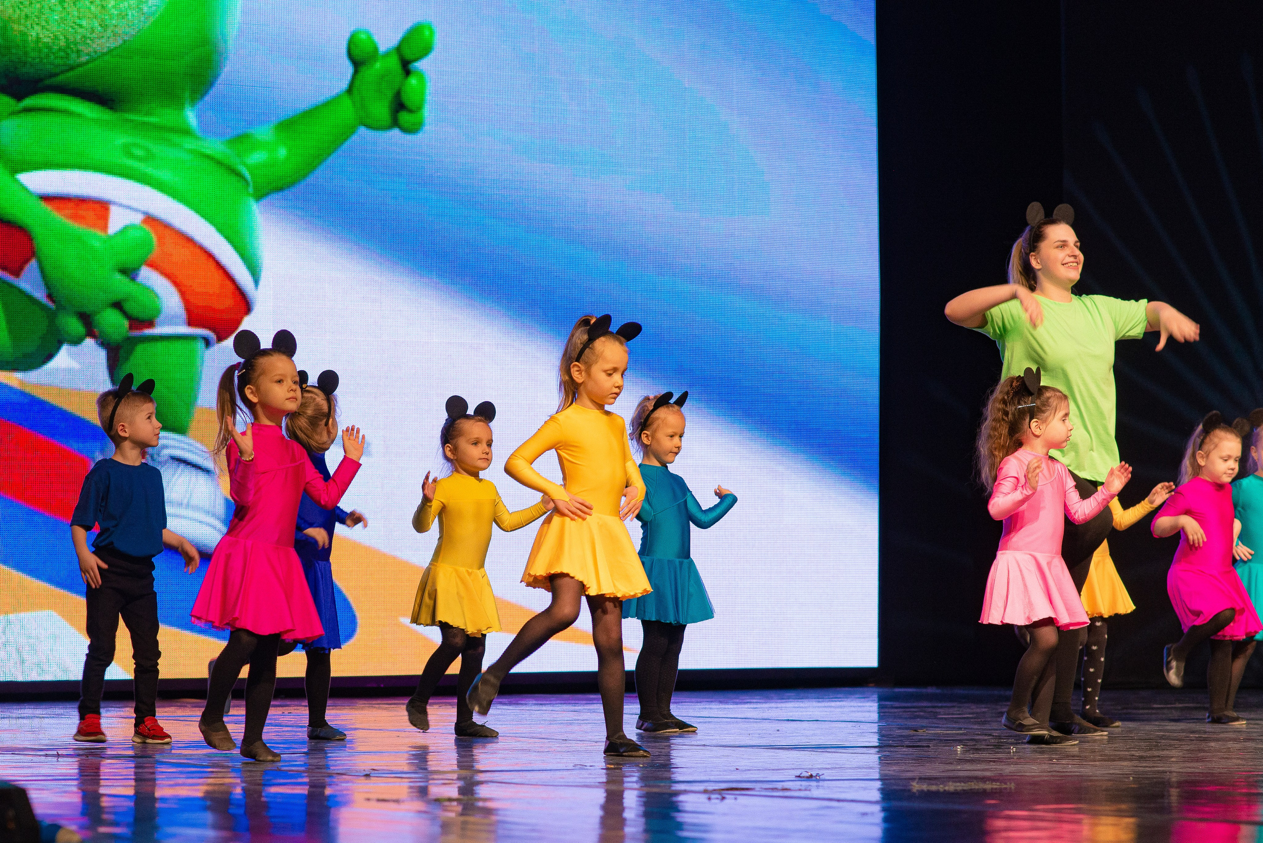 Выступление школы танцев Овация. Семейный фотограф на выписку из роддома и крещение Минск Настя Гришук