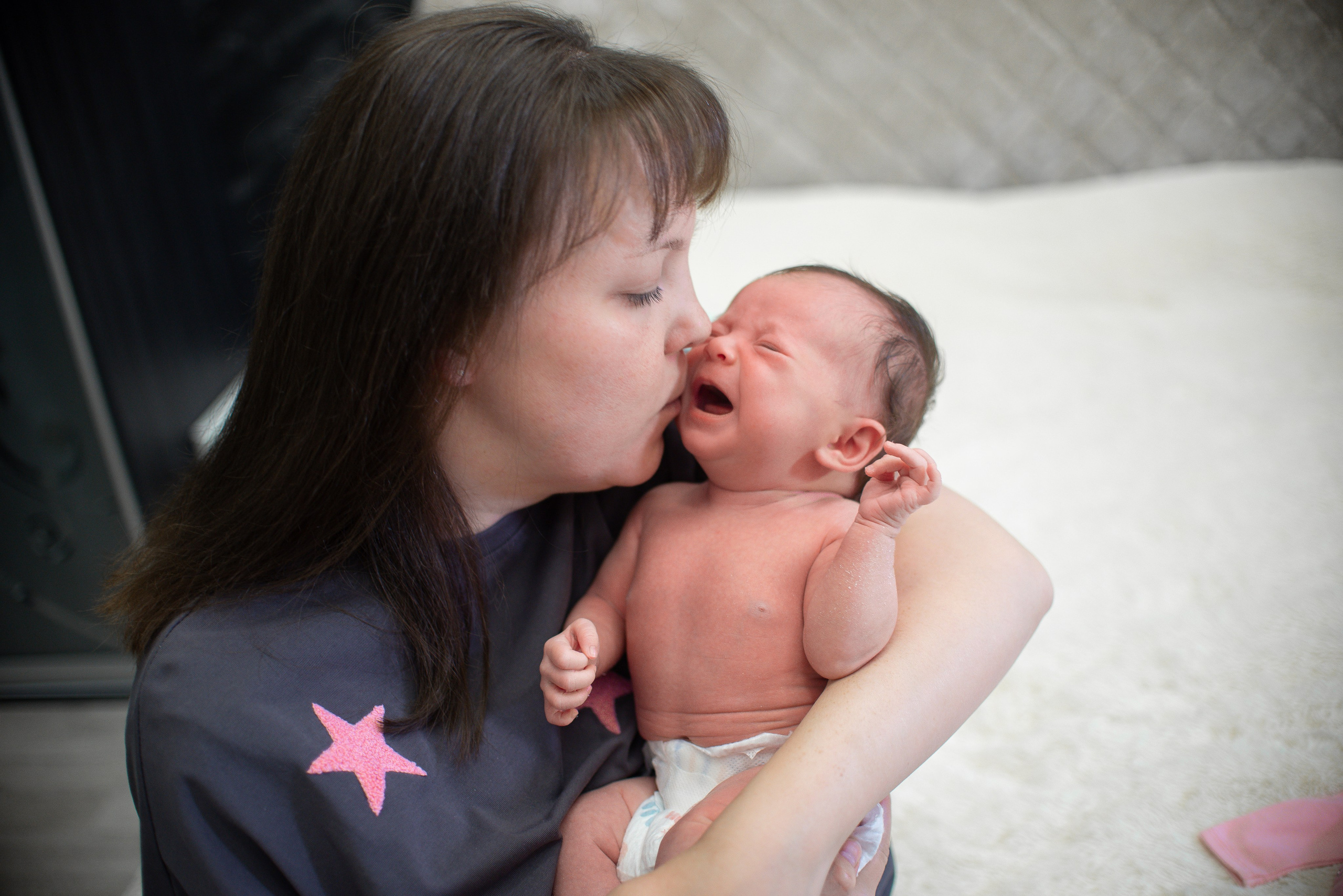 Крошка Манэ дома с родителями. Семейный фотограф на выписку из роддома и крещение Минск Настя Гришук