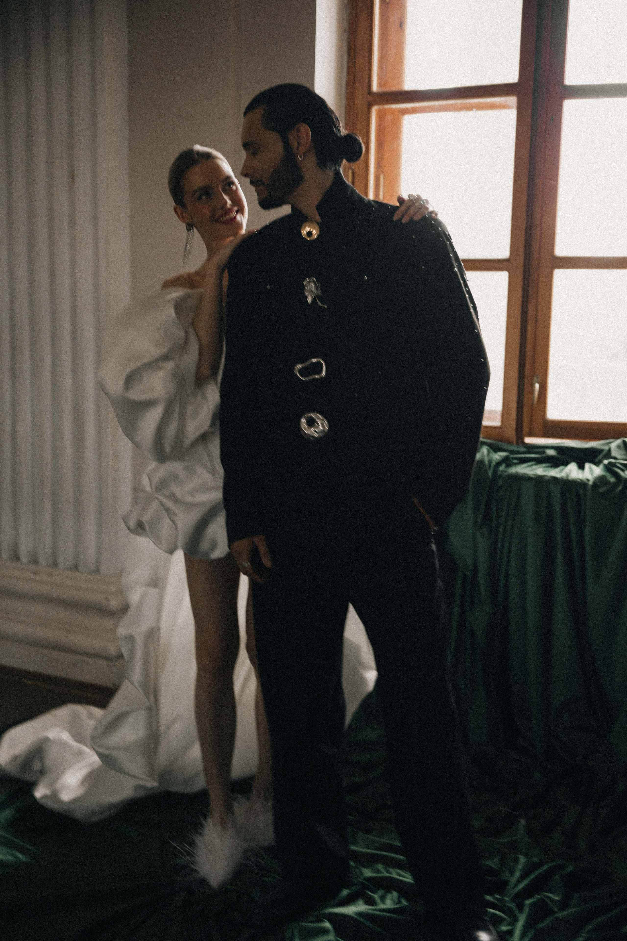 Счастливая пара позирует на свадебной фотосессии на фоне зеленой ткани в театре ,фэшн съемка ,топ 100 — свадебный фотограф Алена Межевова