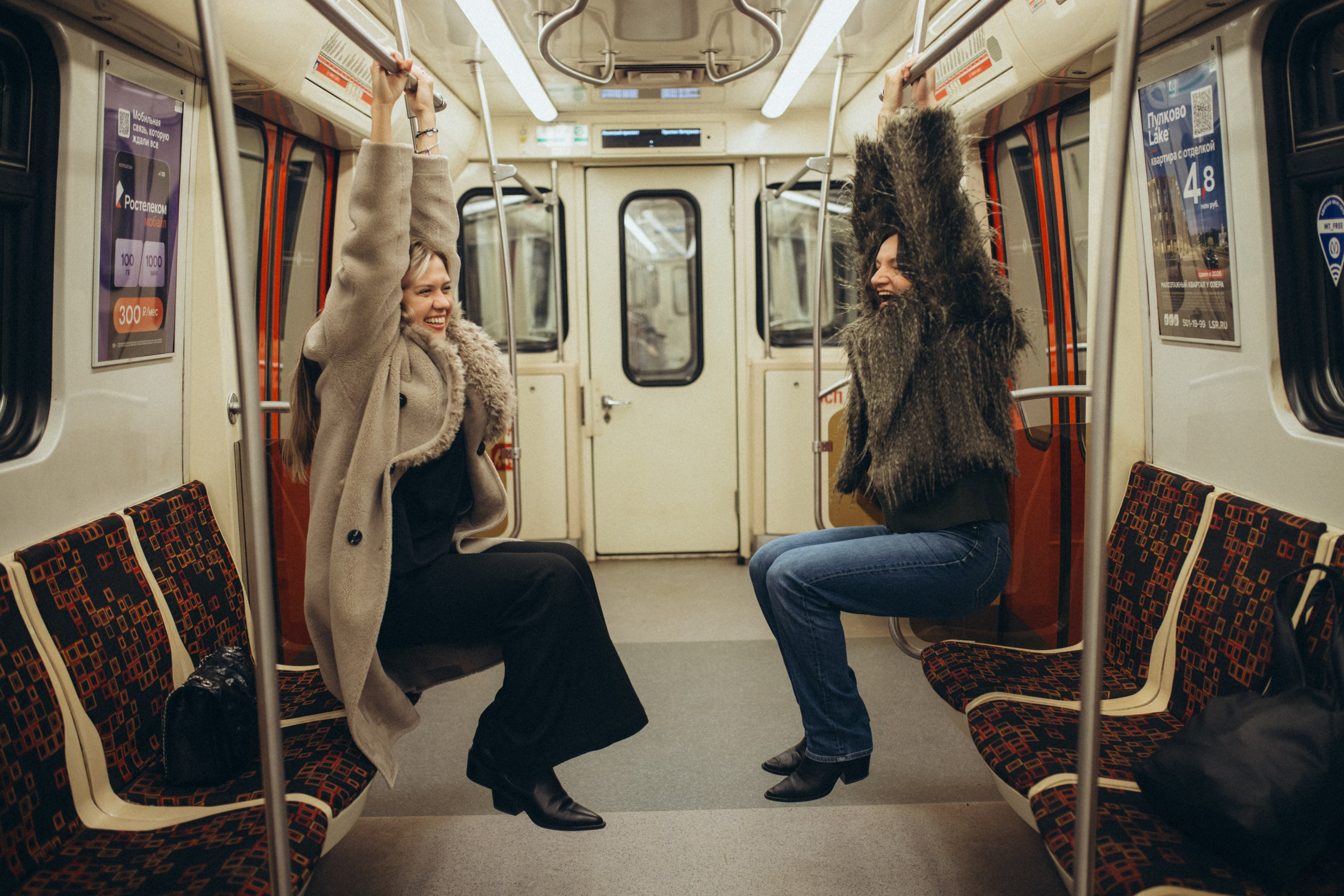 Катя и Кристина в метро. Klerout Photographer