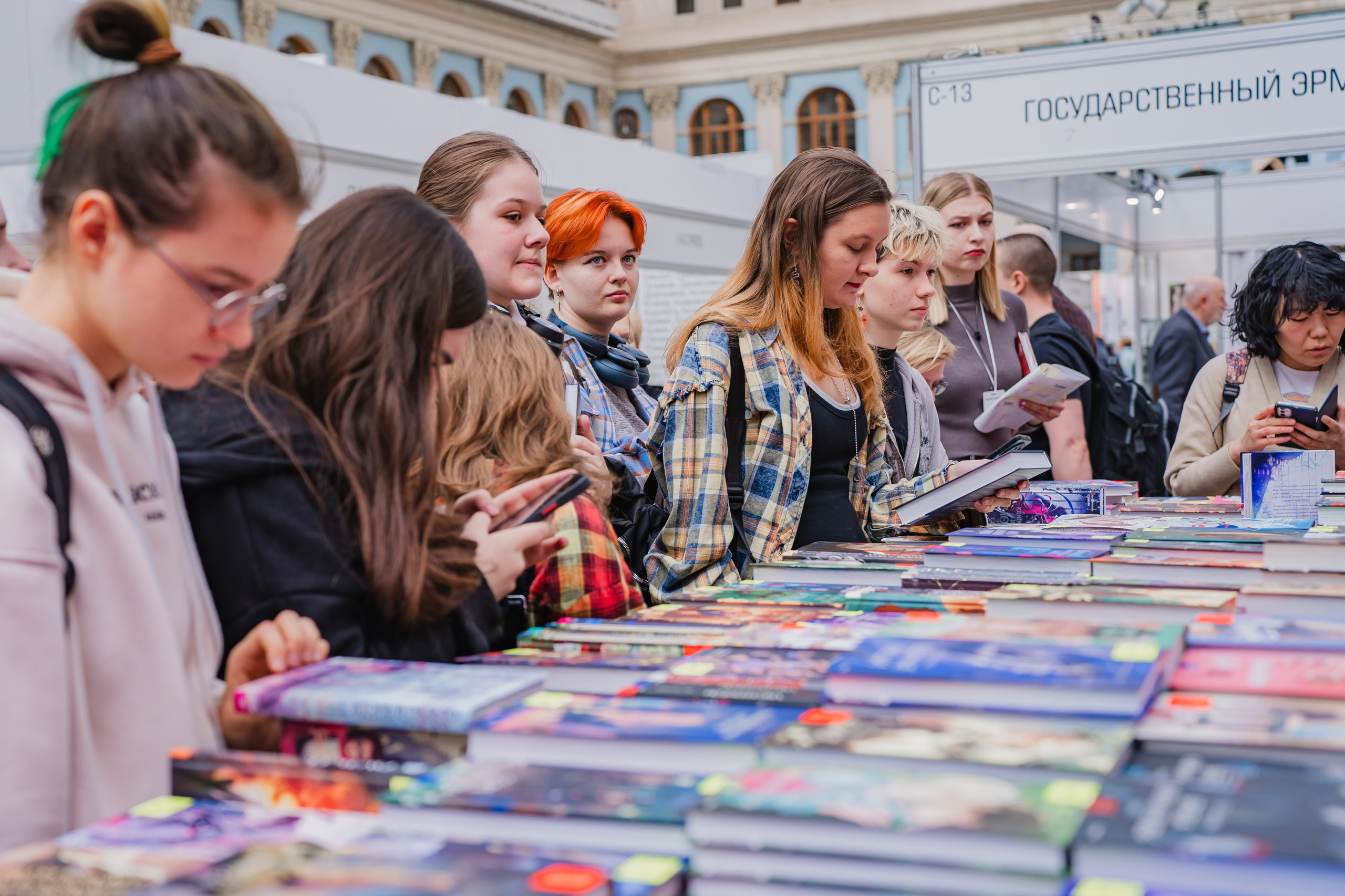 МИФ Non/fictio№ 2025 стенды. Репортажный фотограф Анастасия Рубцова