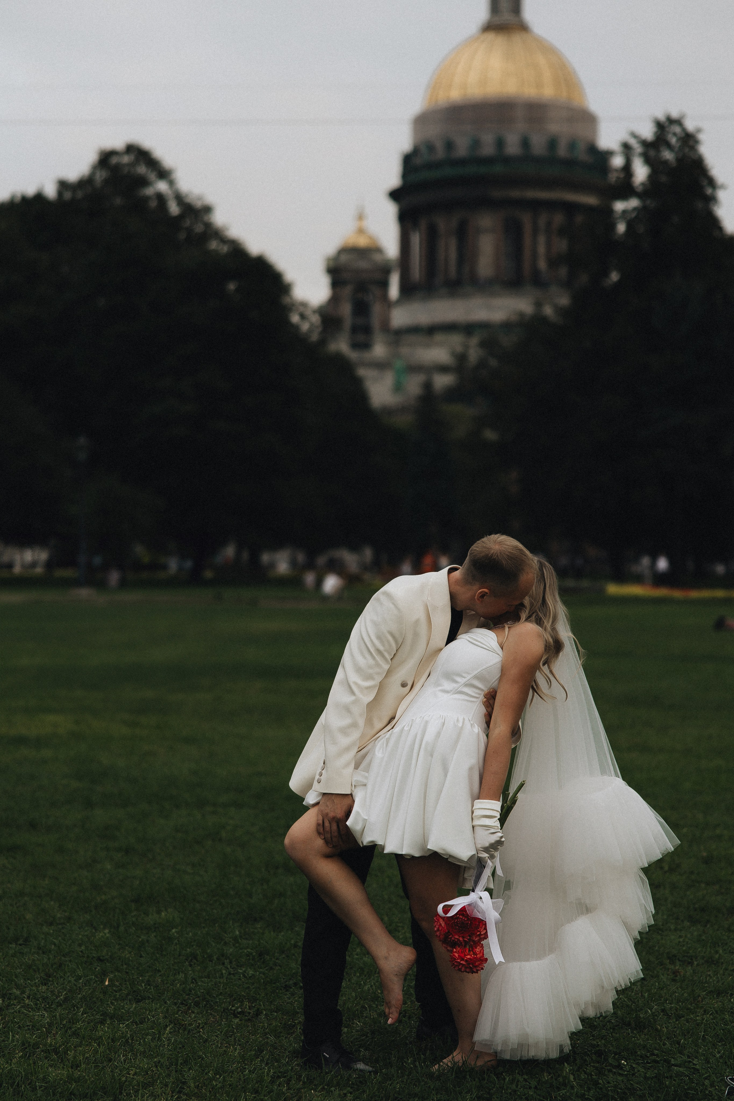 Когда я впервые увидел тебя, этот смех, ты мне напомнила по-моему сразу всех. Свадебный фотограф в Санкт-Петербурге Баженова Алина