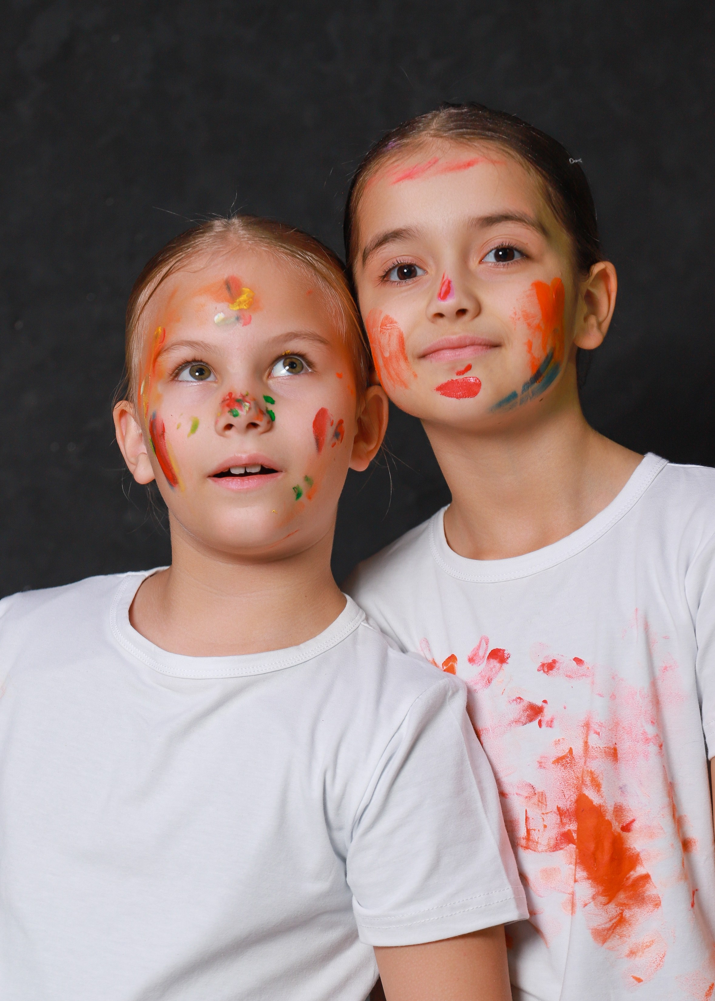 Младшие с красками. Фотограф Юлия Мальцева