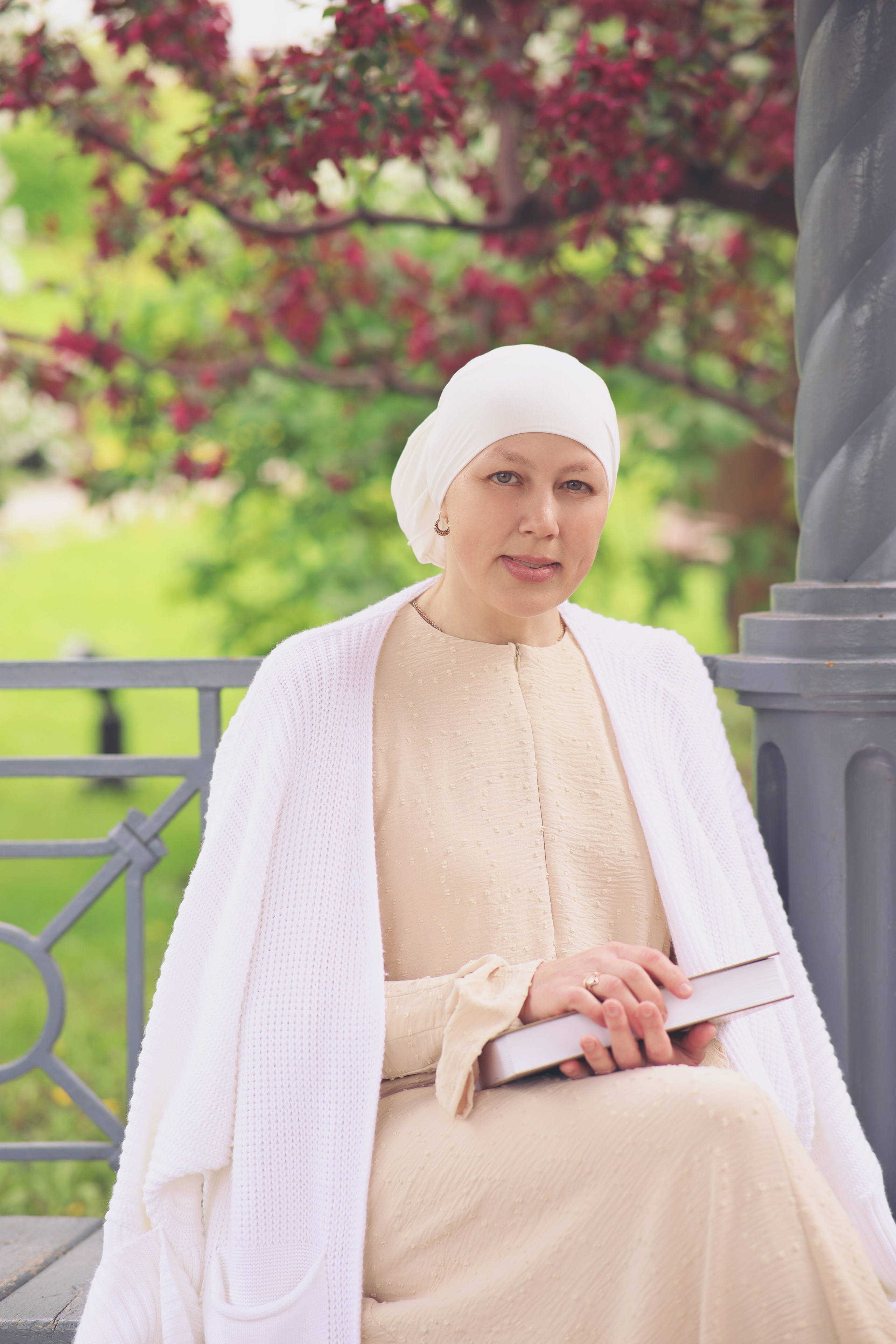 Цветение в дворике КФУ и прекрасная Гульнара. Семейный фотограф в Казани Римма Гатауллина