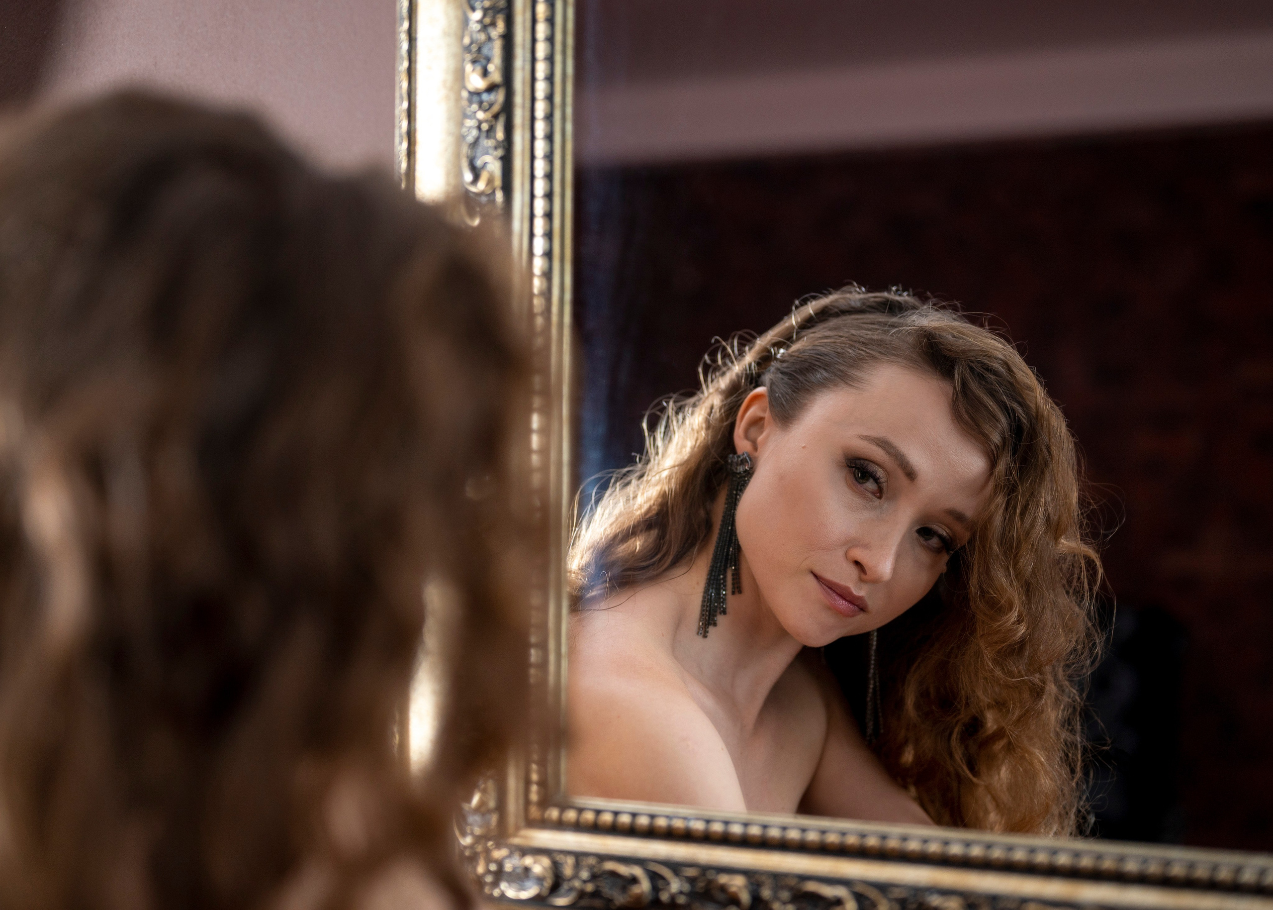 Фотосессия девушки в вечернем изумрудном платье