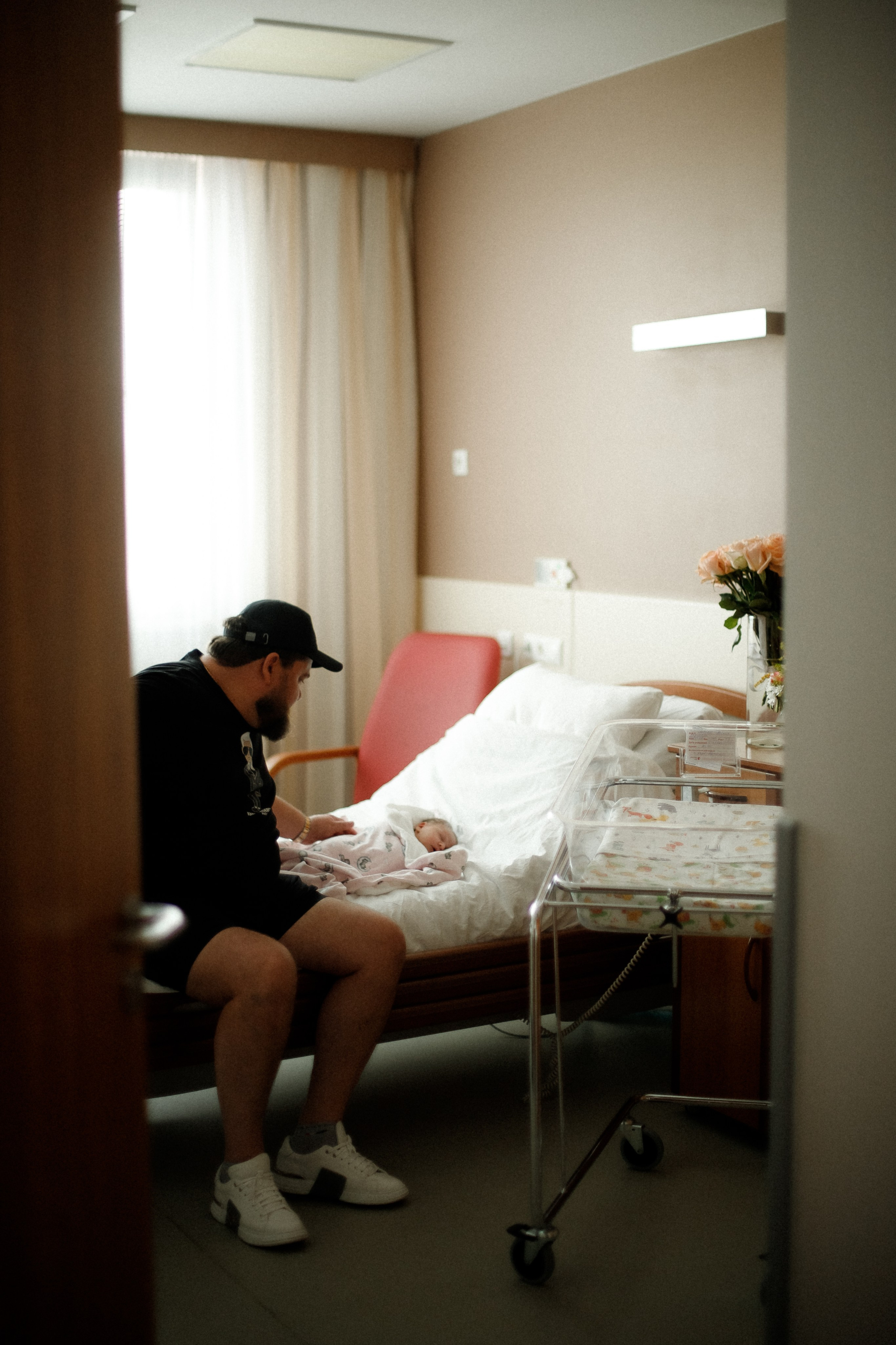 Фотосъемка выписки из роддома. Фотограф Карпачан Анастасия