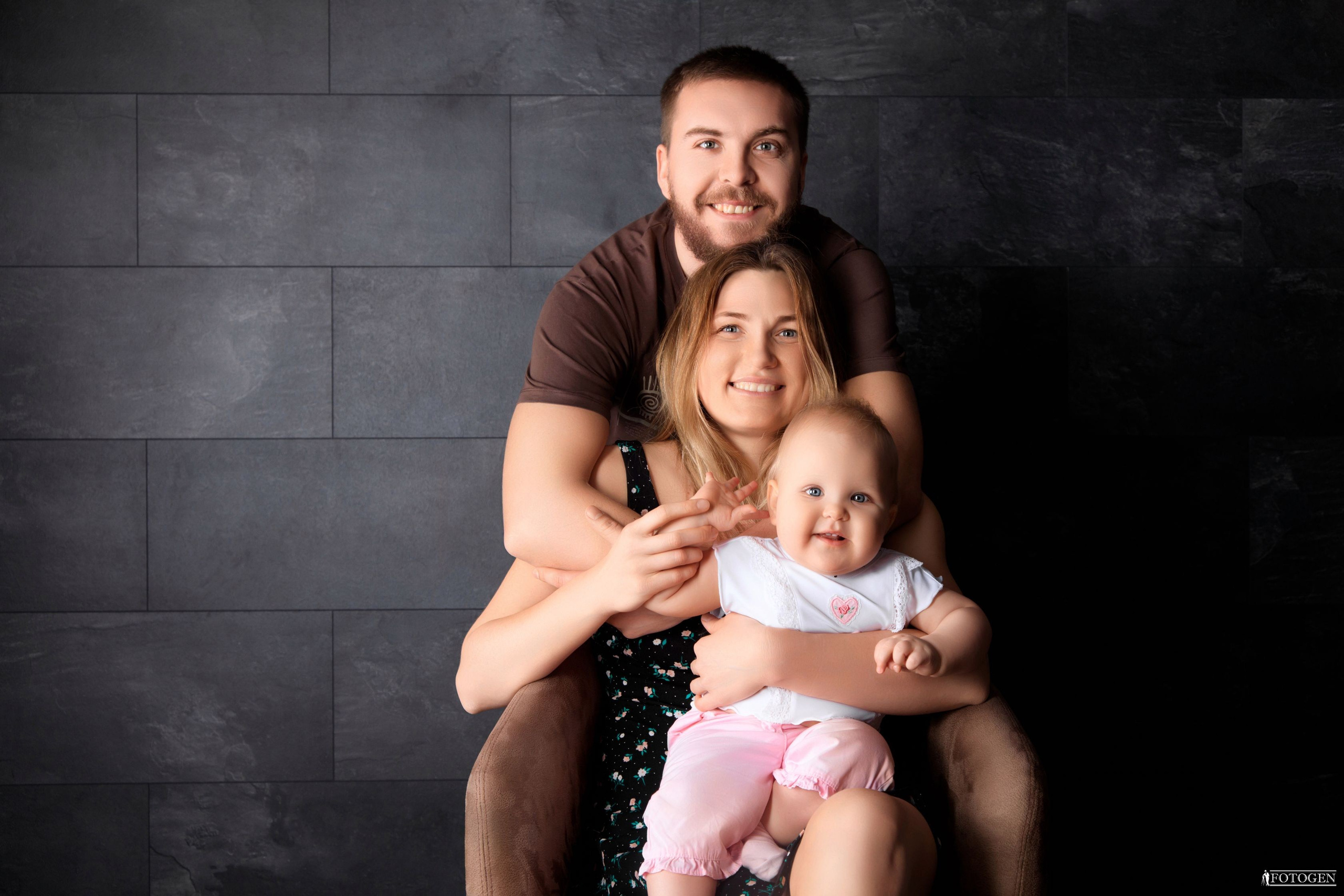 Семейная фотосессия: мама, папа и малыш | Портфолио Fotogen. Интерьерная фотостудия FOTOGEN г. Краснодар