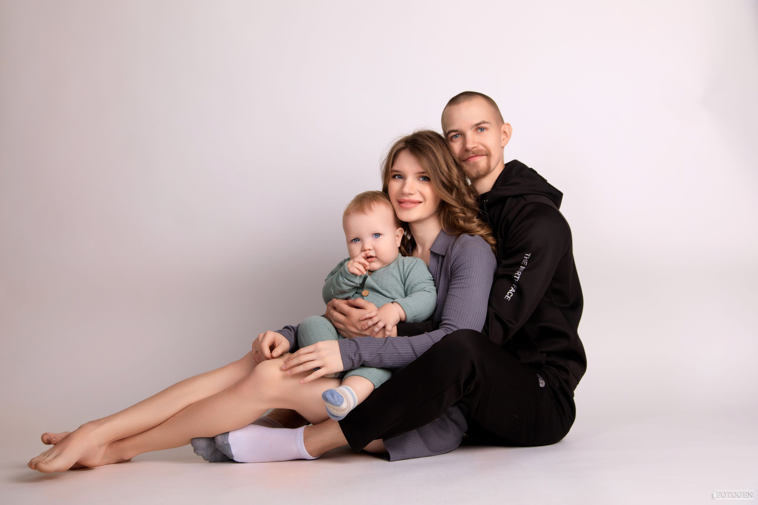 Семейная фотосессия: мама, папа и малыш | Портфолио Fotogen. Интерьерная фотостудия FOTOGEN г. Краснодар