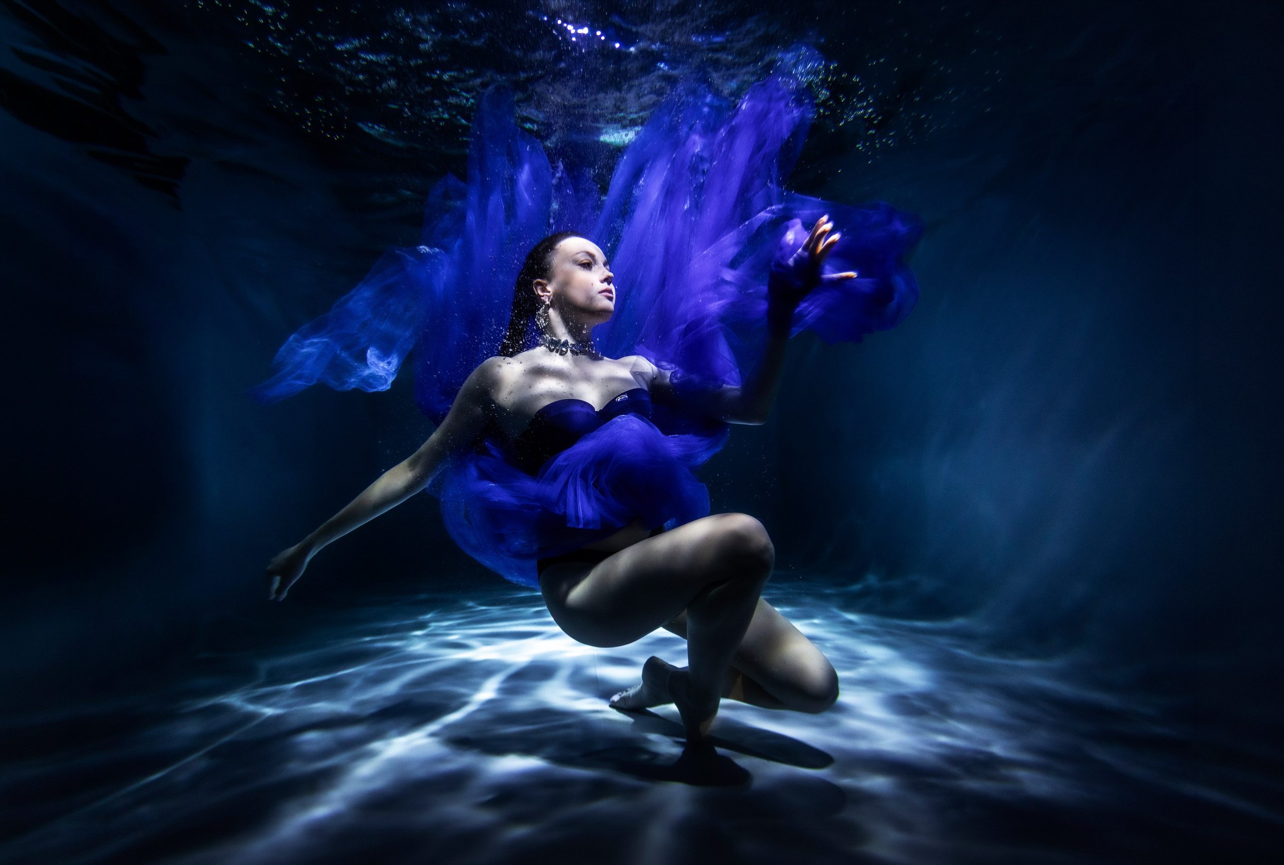 Девушка позирует под водой, подводная студийная съемка с эффектом парящей ткани