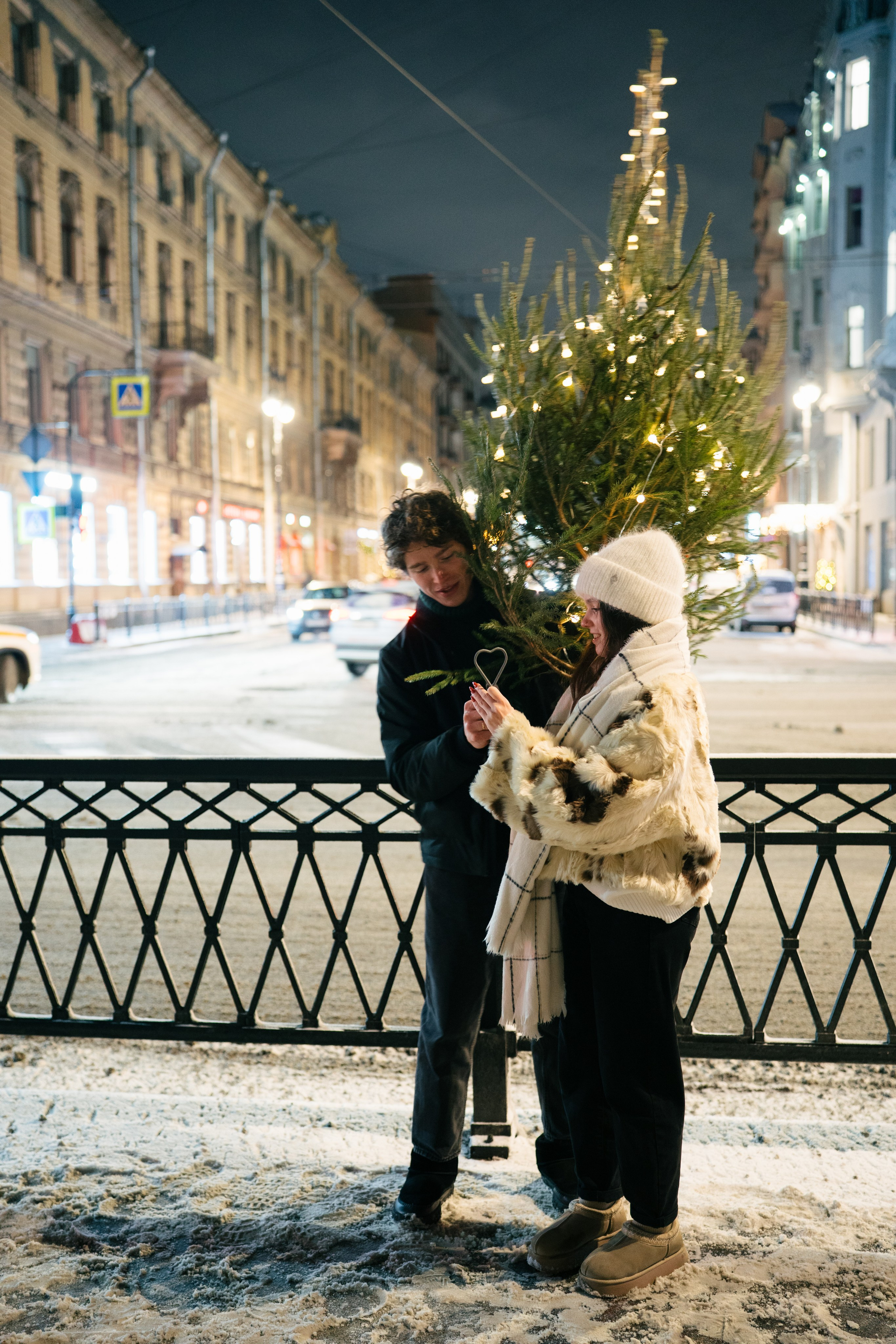 НОВОГОДНЯЯ ПРОГУЛКА ПАРЫ ПО ЧЕРНЫШЕВСКОЙ ПЕРЕД НОВЫМ ГОДОМ. Профессиональный фотограф, Санкт-Петербург — Виктория Богомолова